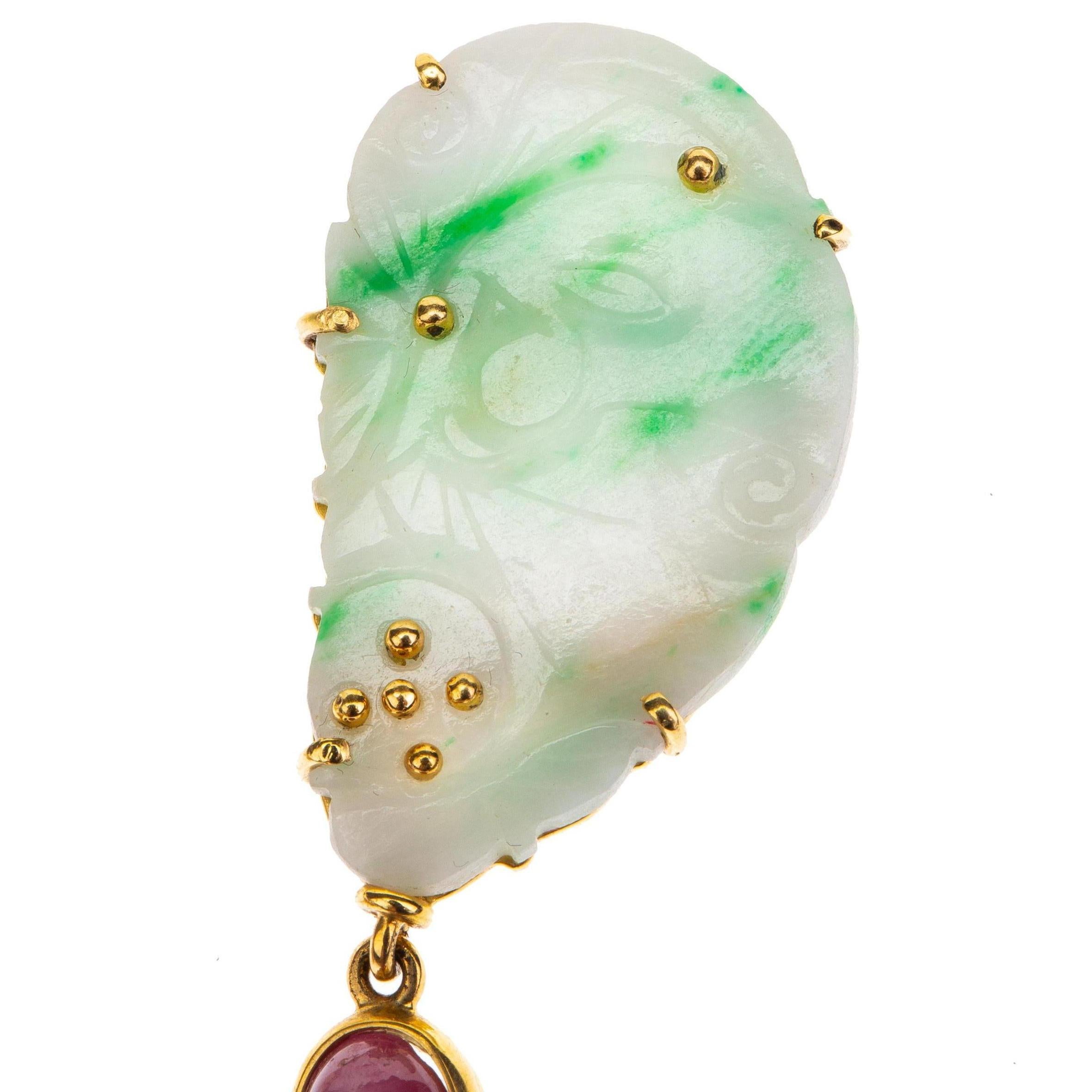 Pendants d'oreilles anciens en or, jade, tourmaline sculptée et rubis en forme d'étoile en vente 3