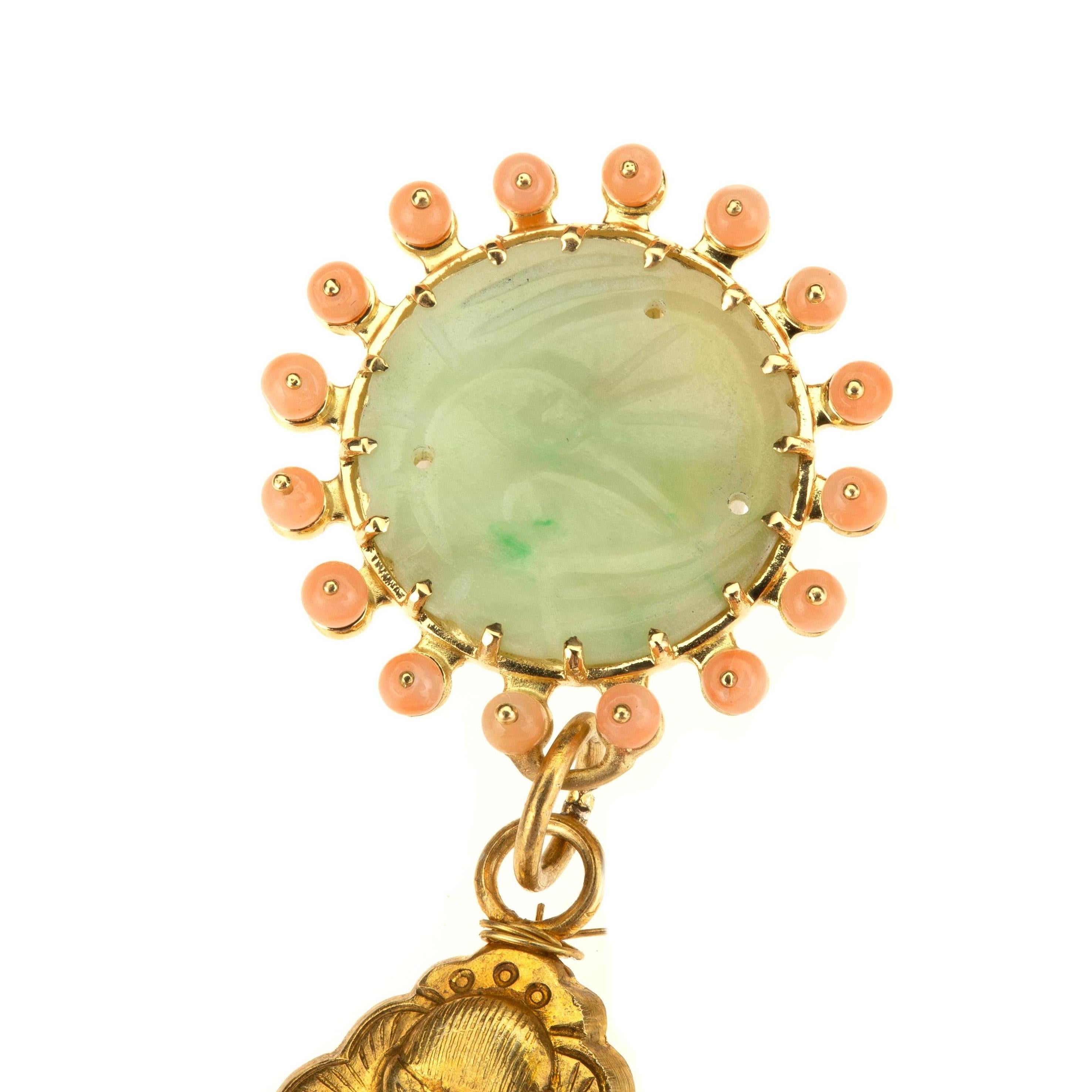 Antiquitäten-Ohrringe aus Jade und Koralle aus 18 Karat Gold für Damen oder Herren im Angebot