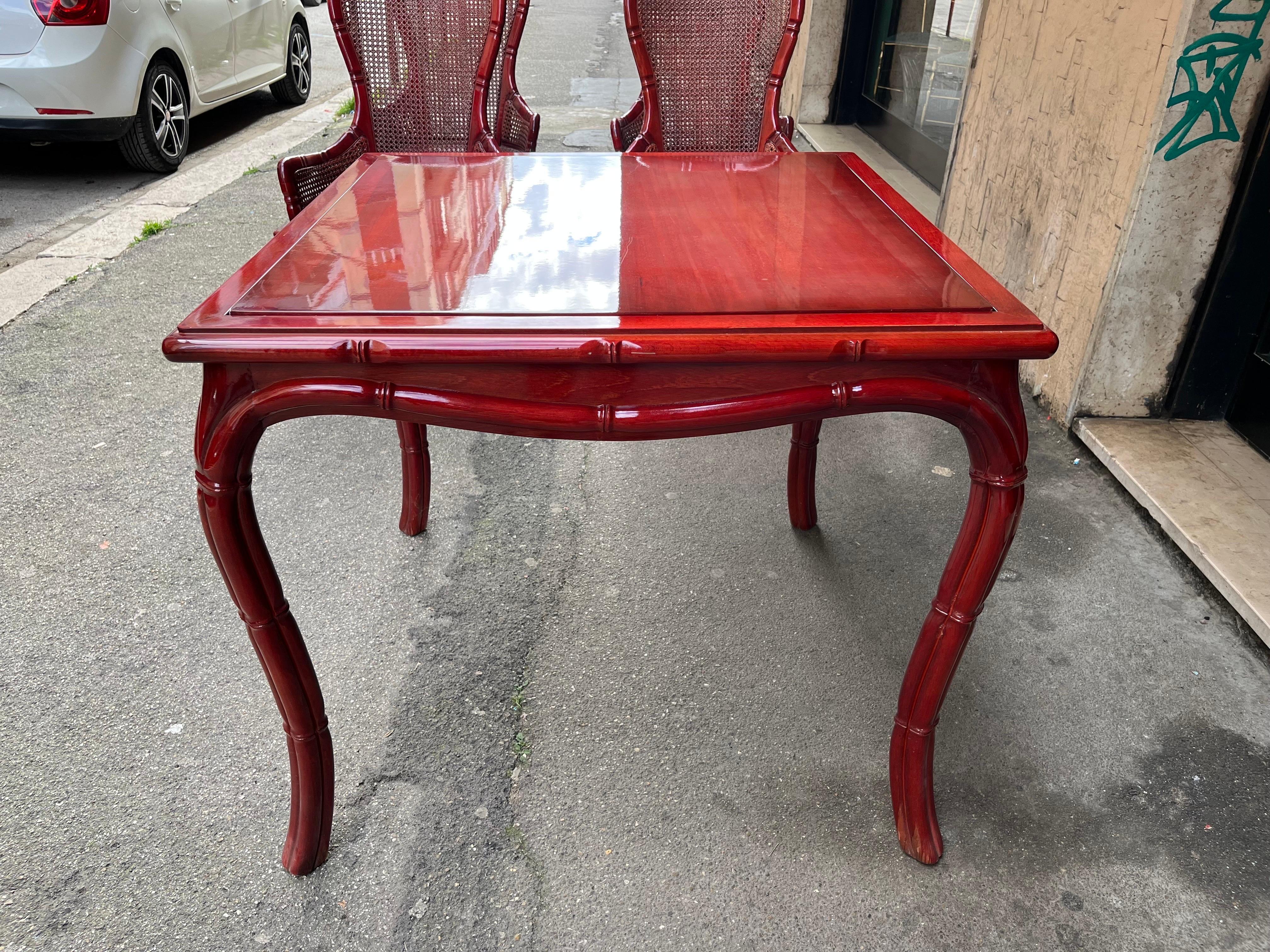 Antiques Set Spieltisch und Sessel aus rotem Holz, 1970er Jahre im Angebot 11