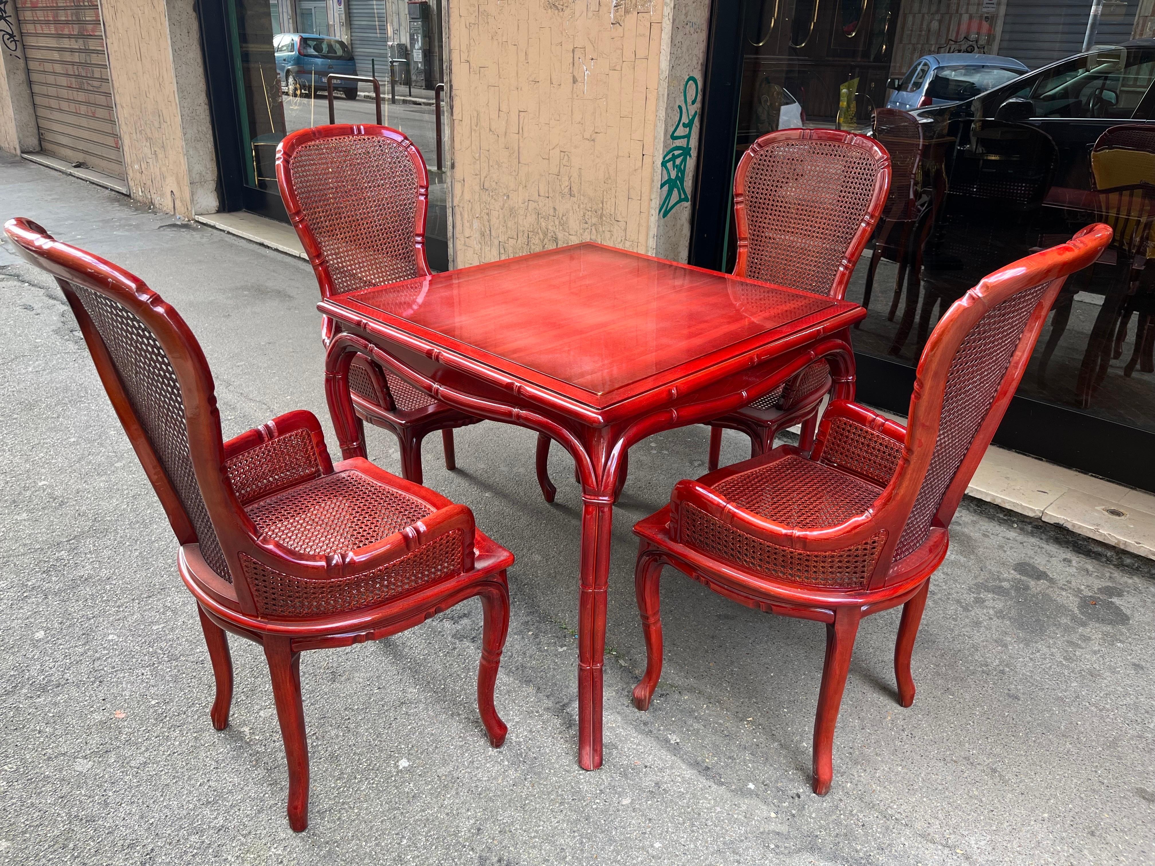 Roter Holzspieltisch mit 4 Sesseln 

1970er Jahre Original Vintage Artikel

Top-Design 

Tisch cm 83 x cm 83 x cm 75 

Sessel 