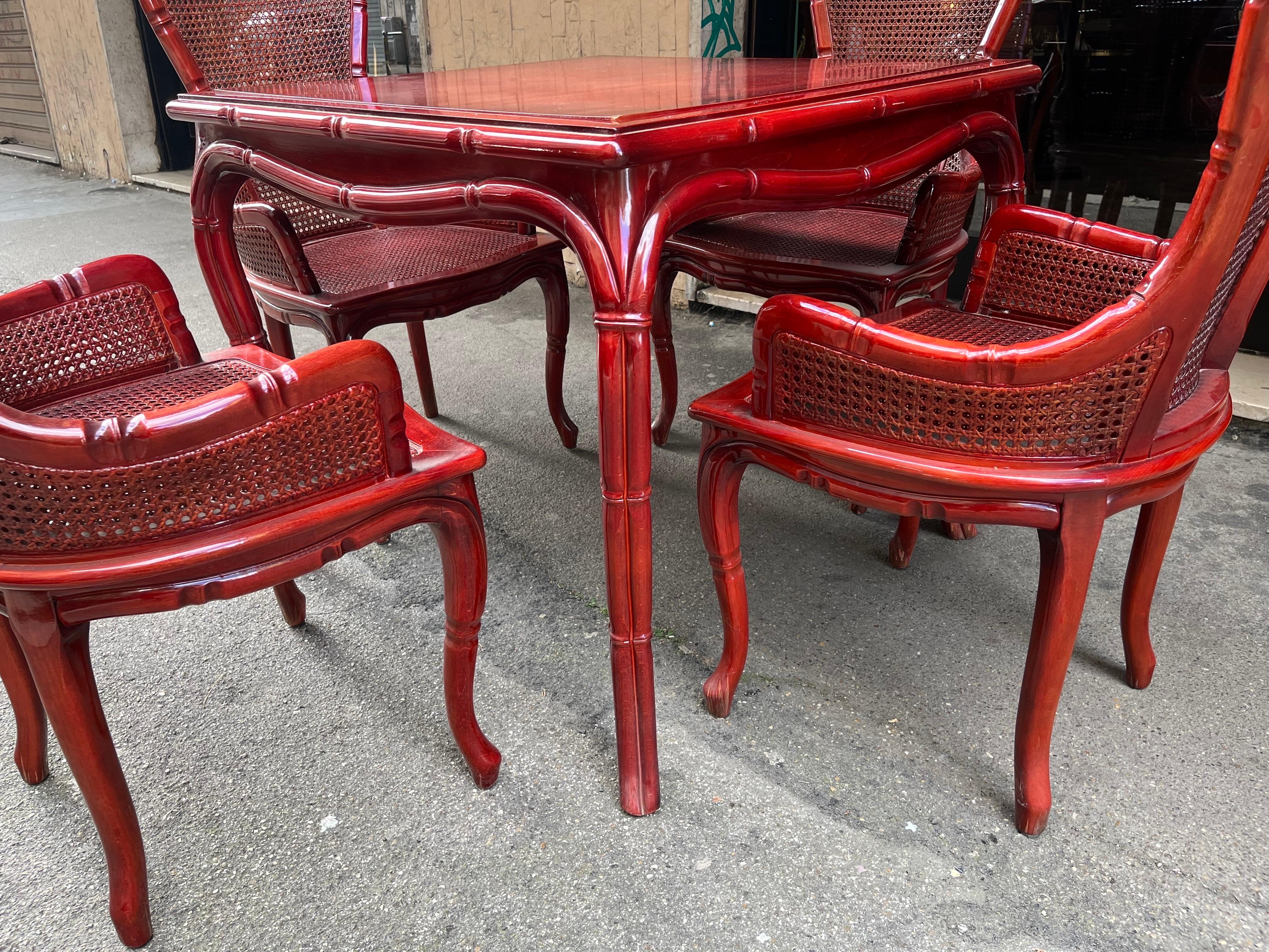 Antiques Set Spieltisch und Sessel aus rotem Holz, 1970er Jahre im Zustand „Gut“ im Angebot in Foggia, FG