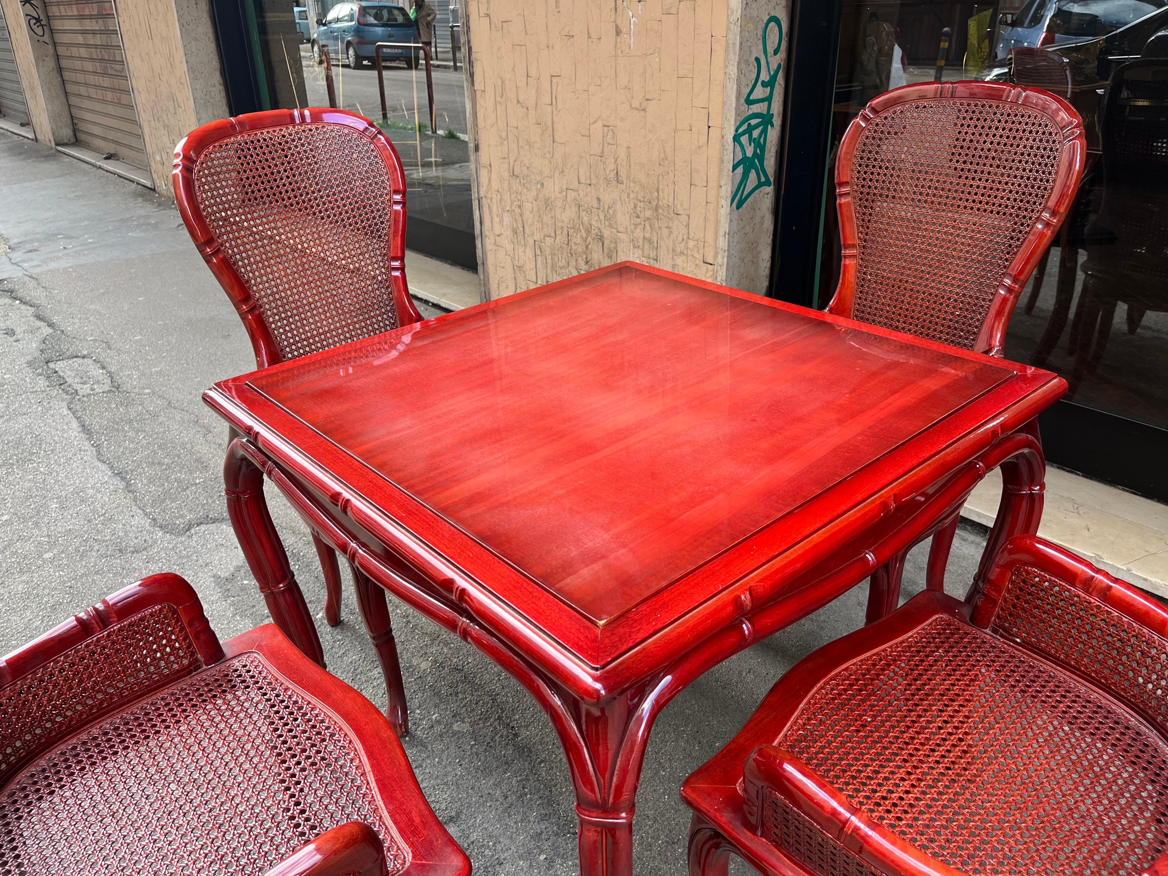 Antiques Set Spieltisch und Sessel aus rotem Holz, 1970er Jahre (Ende des 20. Jahrhunderts) im Angebot