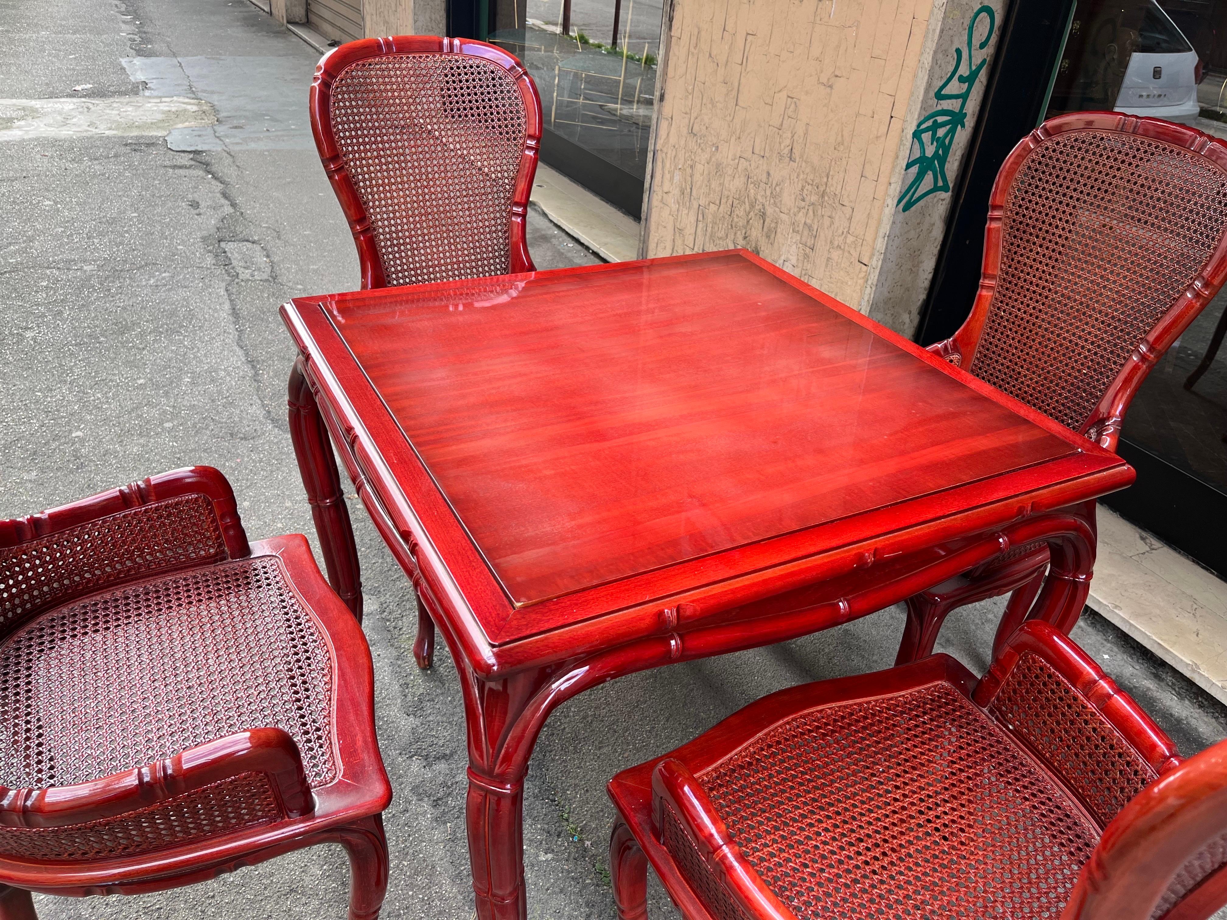 Antiques Set Spieltisch und Sessel aus rotem Holz, 1970er Jahre (Bugholz) im Angebot