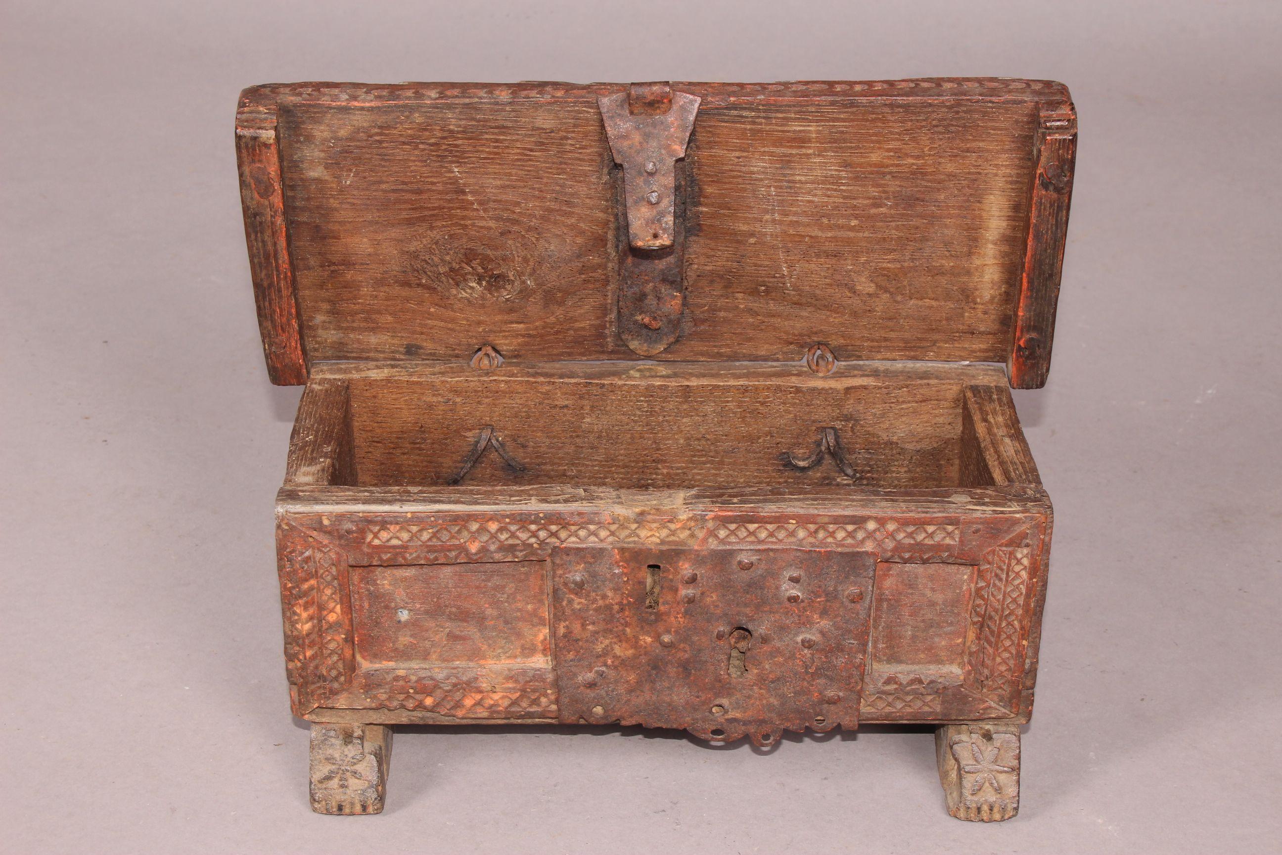 Antiques Small Spanish Trunk In Good Condition For Sale In grand Lancy, CH