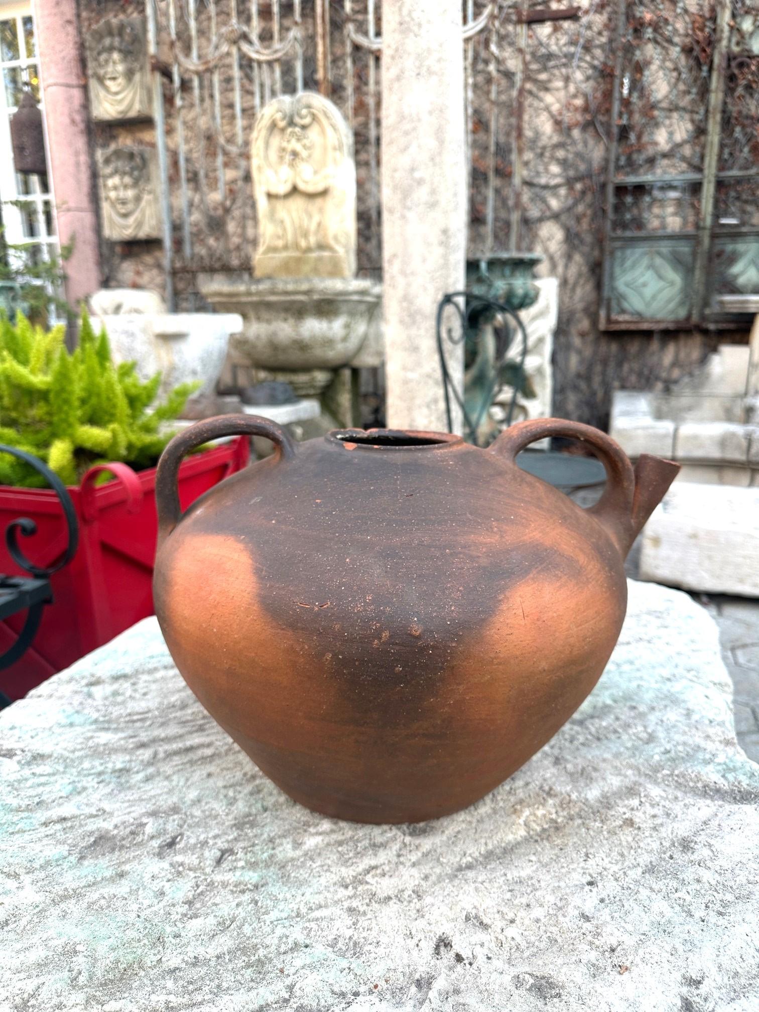 Antiques Water Holder Pottery Handmade Pitcher Vase Centerpiece Los Angeles CA . A.I.C. Water Holder Jug pottery hand-made Pitcher. Pichet à eau artisanal en forme de gourde basque.

Contrairement à la poterie Talavera et à la poterie espagnole