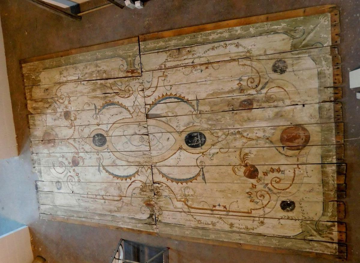 Ancient ceiling, made of solid wood boards, hand-painted with typical grotesque period motifs, built entirely by hand at the beginning of the 18th century for a very important noble villa in Sicily, Italy.
Of great value and workmanship, high