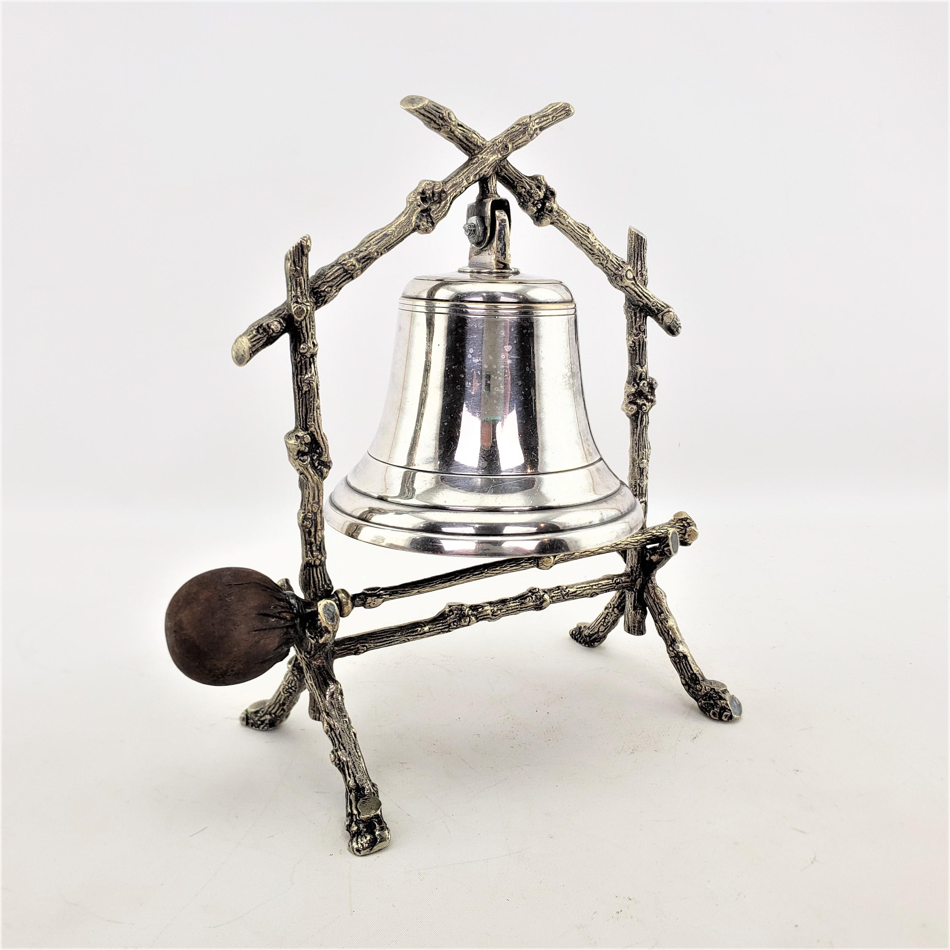 Esta antigua campana o gong de cena plateada no está firmada, pero se supone que procede de Inglaterra, data aproximadamente de 1900 y es de estilo eduardiano. El armazón del gong es de latón fundido y plateado, con un pequeño apoyo sobre el que