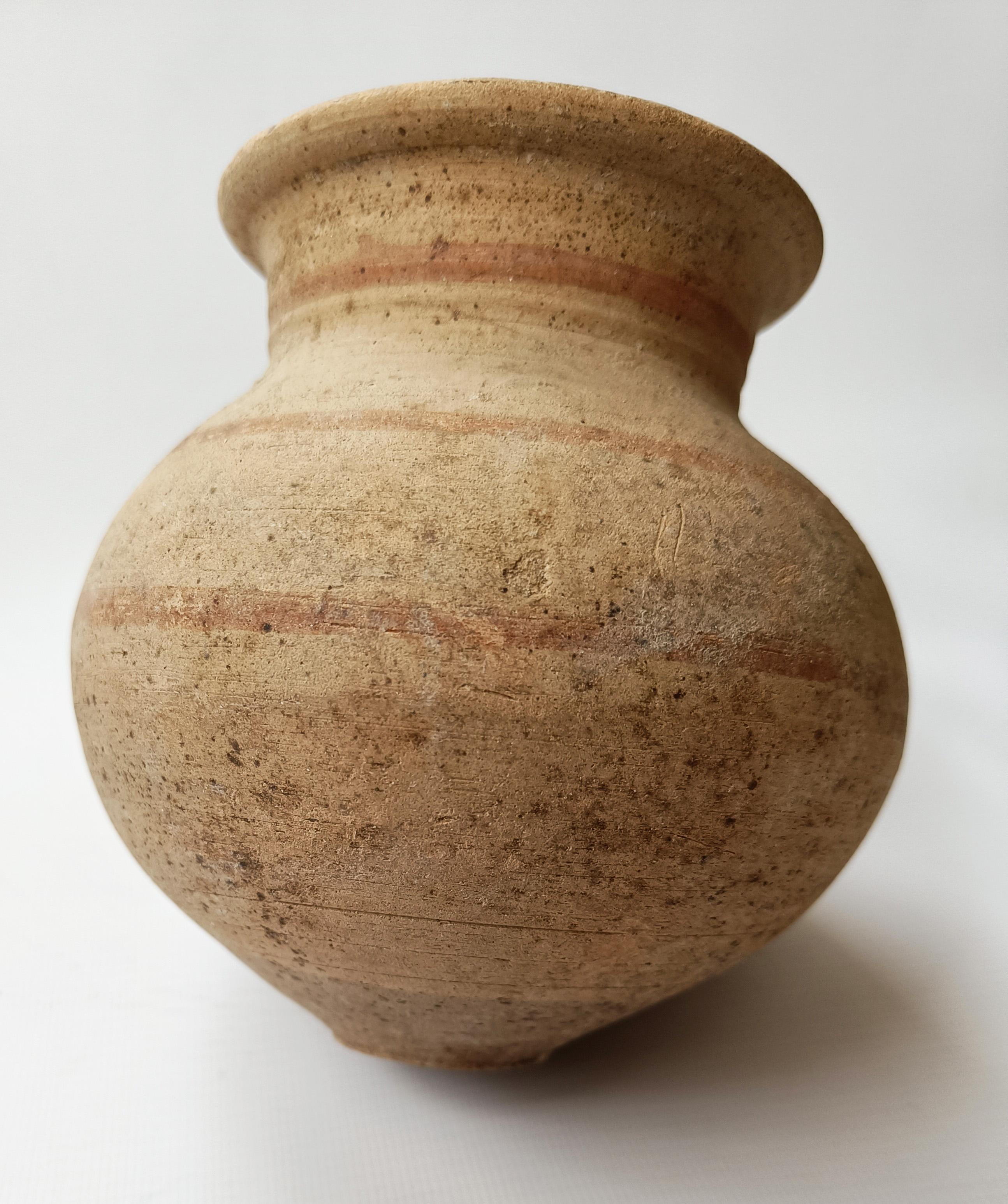 Un ancien bol en poterie grecque chypriote 

Poterie de forme globulaire avec une petite base pointue et des bandes de couleur peintes.

Début de l'âge du fer C 1000 500 I.C. approx.

hauteur 14 cm

État Bon intact

 
Provence : Collection S acquise