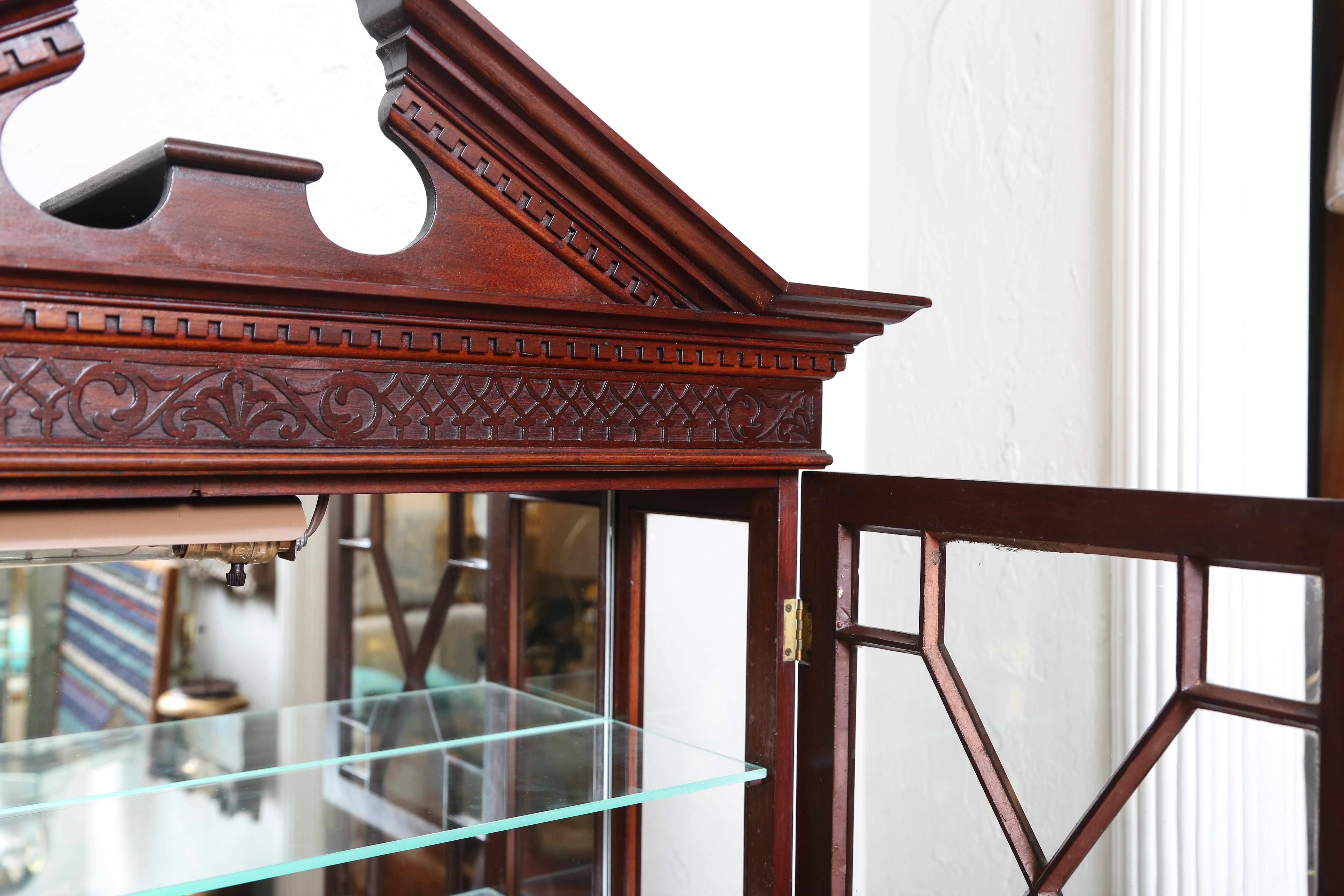Antico mobile da esposizione inglese in stile Chippendale in vendita 2