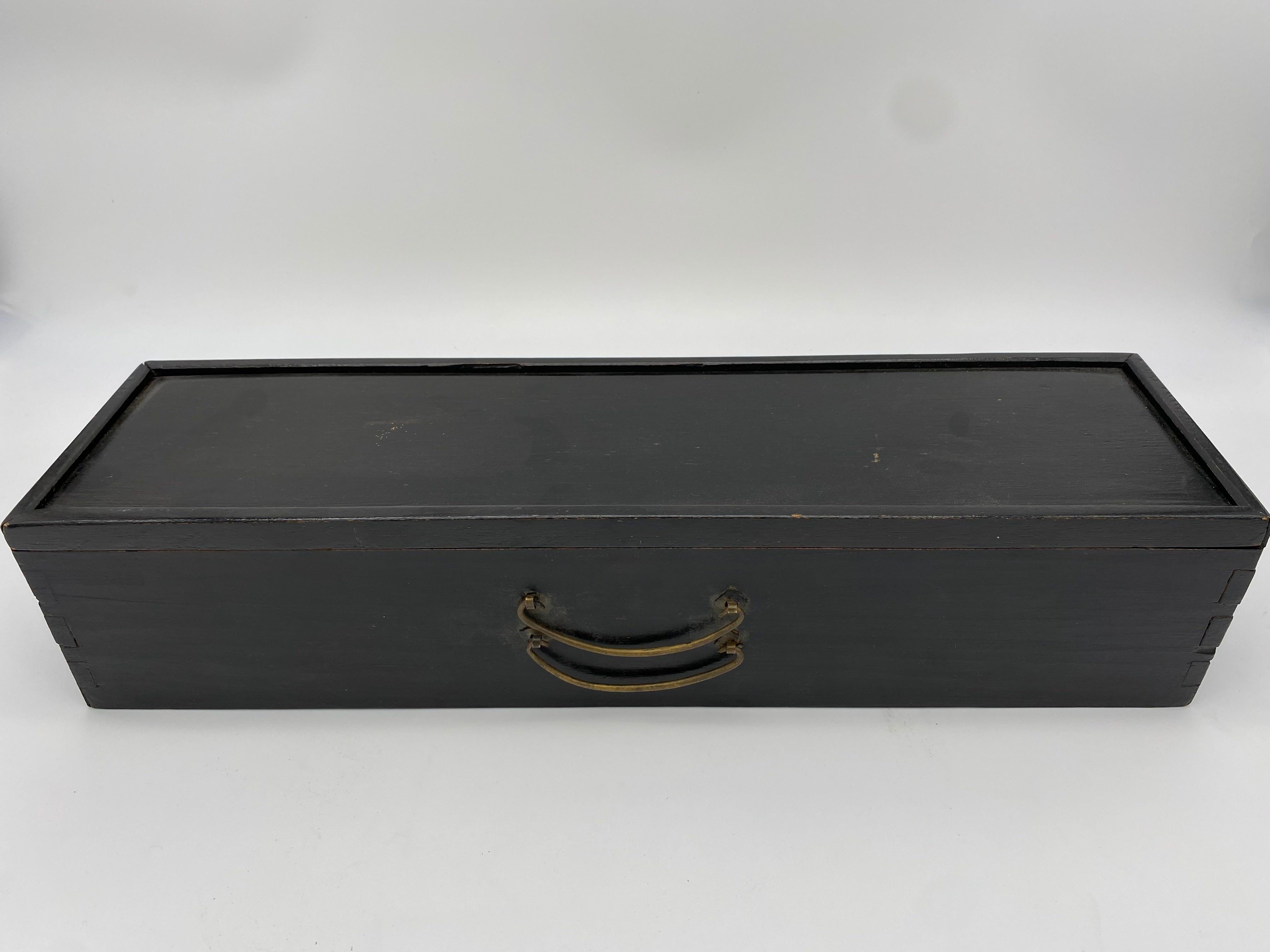 Antico set di 10 tazze d'argento cinesi del XIX secolo con rivestimento in argento all'interno di ogni tazza e scatola in legno con coperchio scorrevole, ben dettagliata con caratteri Shou.
