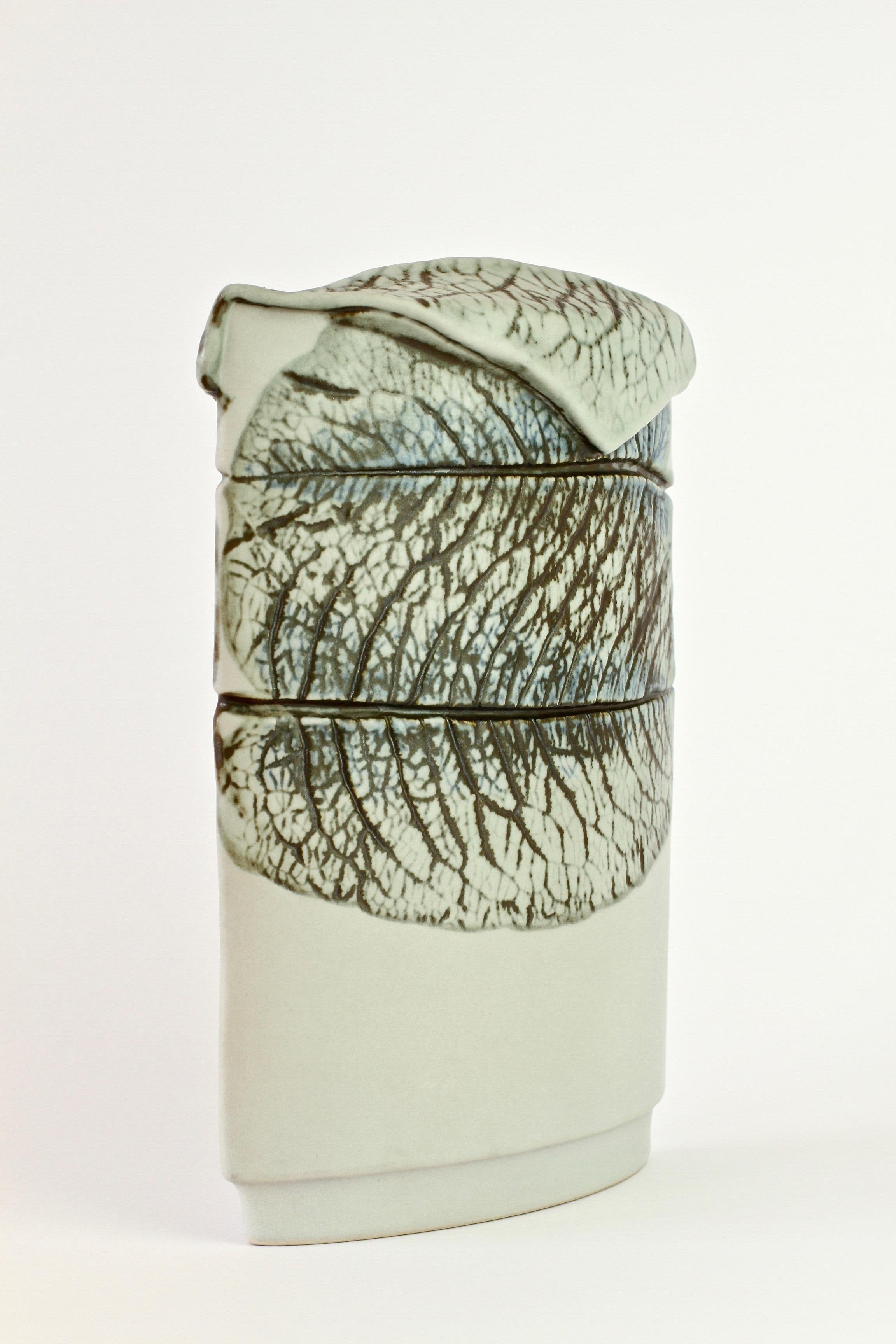 Embossé Vase vintage d'Antje Brüggemann pour Rosenthal, Art Studio German Pottery en vente