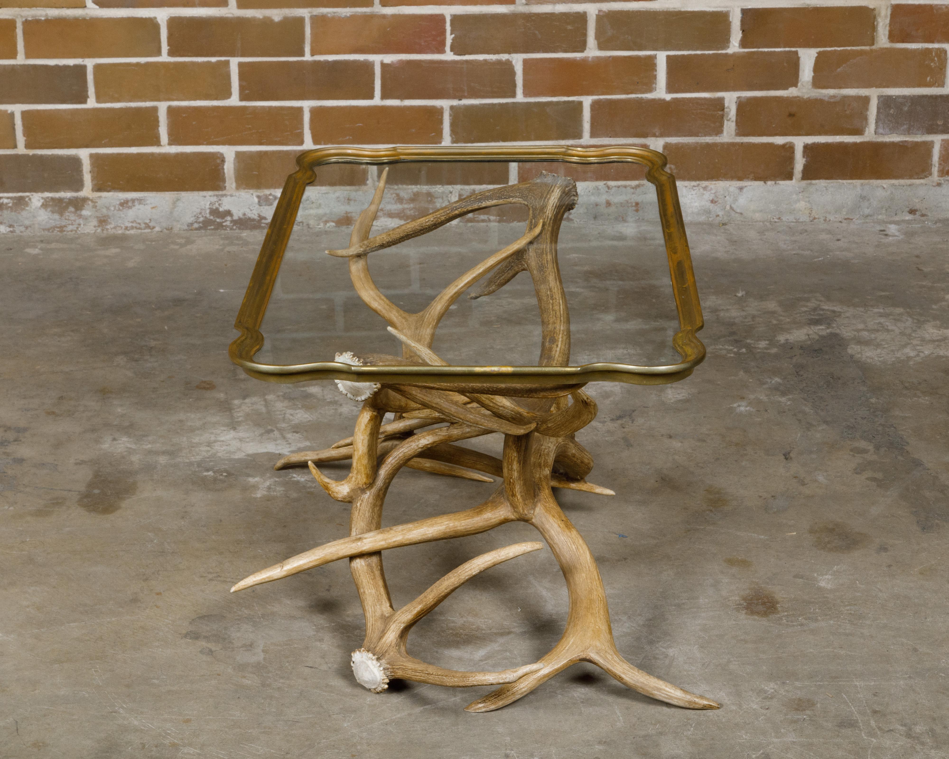 Amerikanischer Couchtisch aus Geweih und Glas aus der Jahrhundertmitte mit vergoldetem Rand (Moderne der Mitte des Jahrhunderts) im Angebot