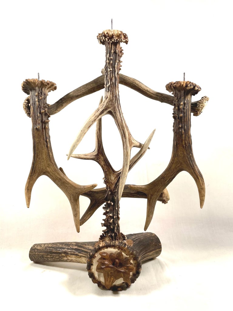 Candélabre en bois de cervidé, à 3 bras avec médaillon en bois sculpté en  forme de fleur d'Enzi En vente sur 1stDibs
