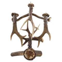 Candelabro de asta, 3 brazos con medallón de flor enziano tallado en madera