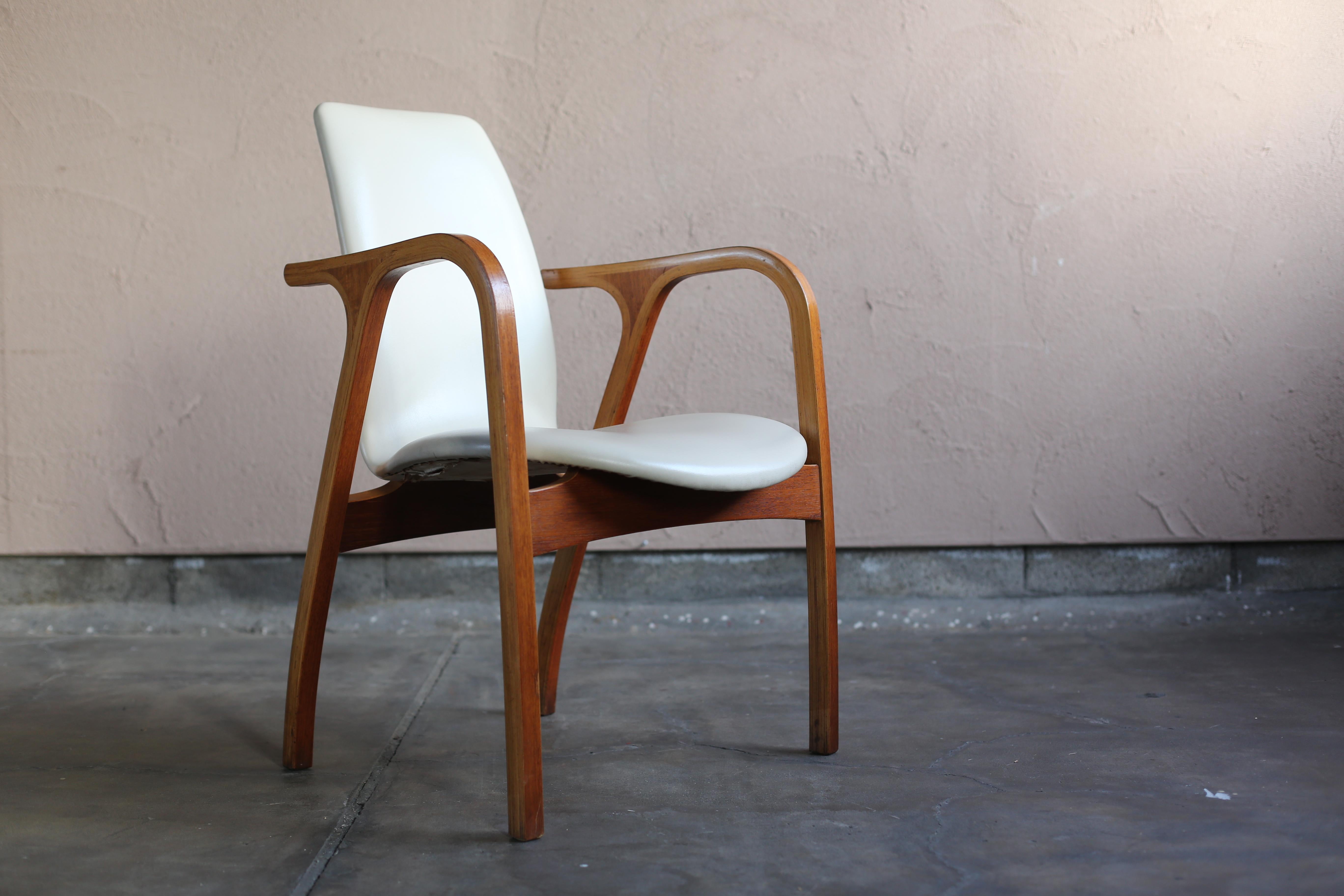 La chaise Antler a été conçue par l'Institut de recherche architecturale Junzo Sakakura en 1966.
Il s'agit d'une chaise de maître qui s'est vendue longtemps et qui est encore fabriquée aujourd'hui.
Il s'agit d'un monopode rare qui utilise un placage