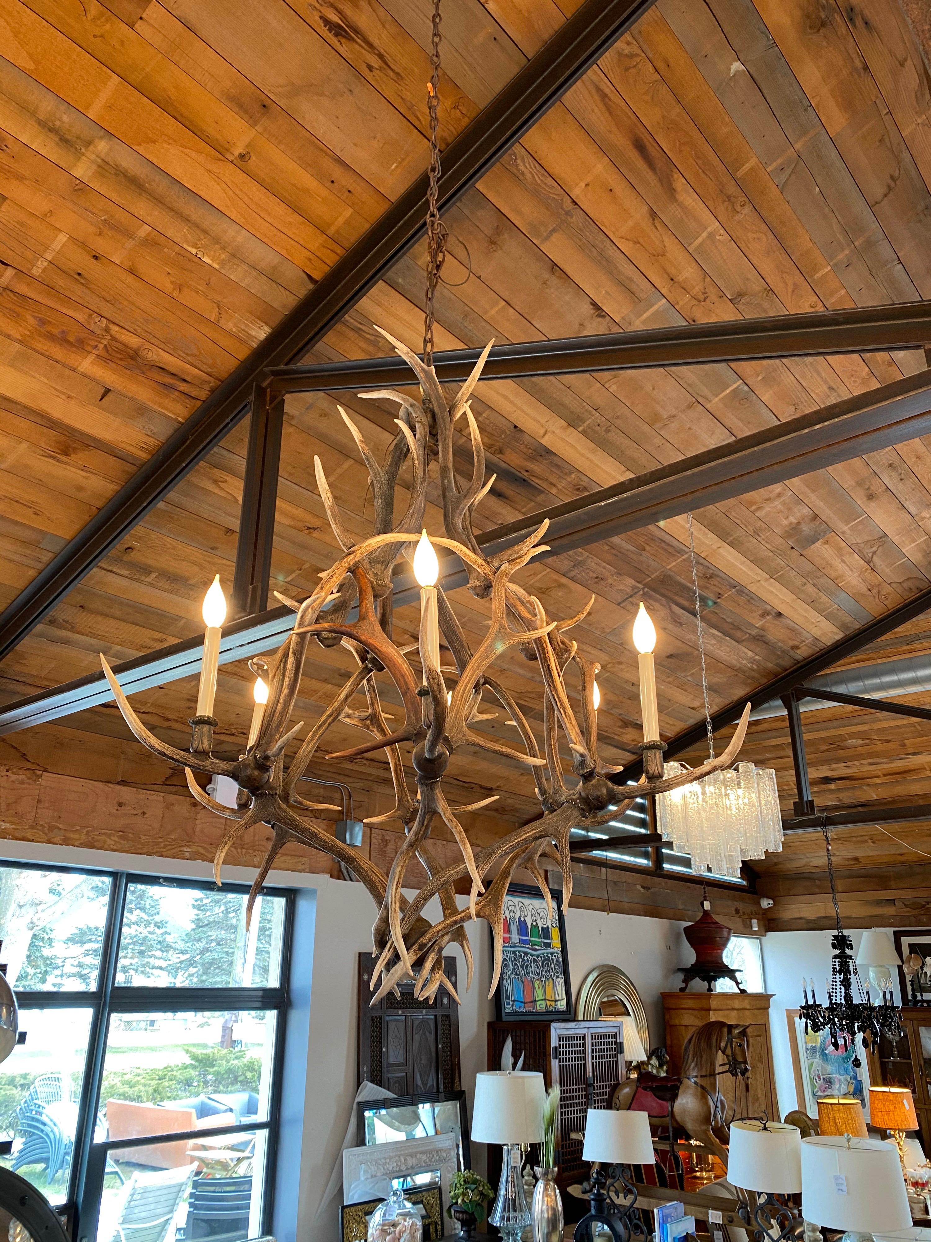 Antler chandelier with 6 lights
English Country

Measures: 46