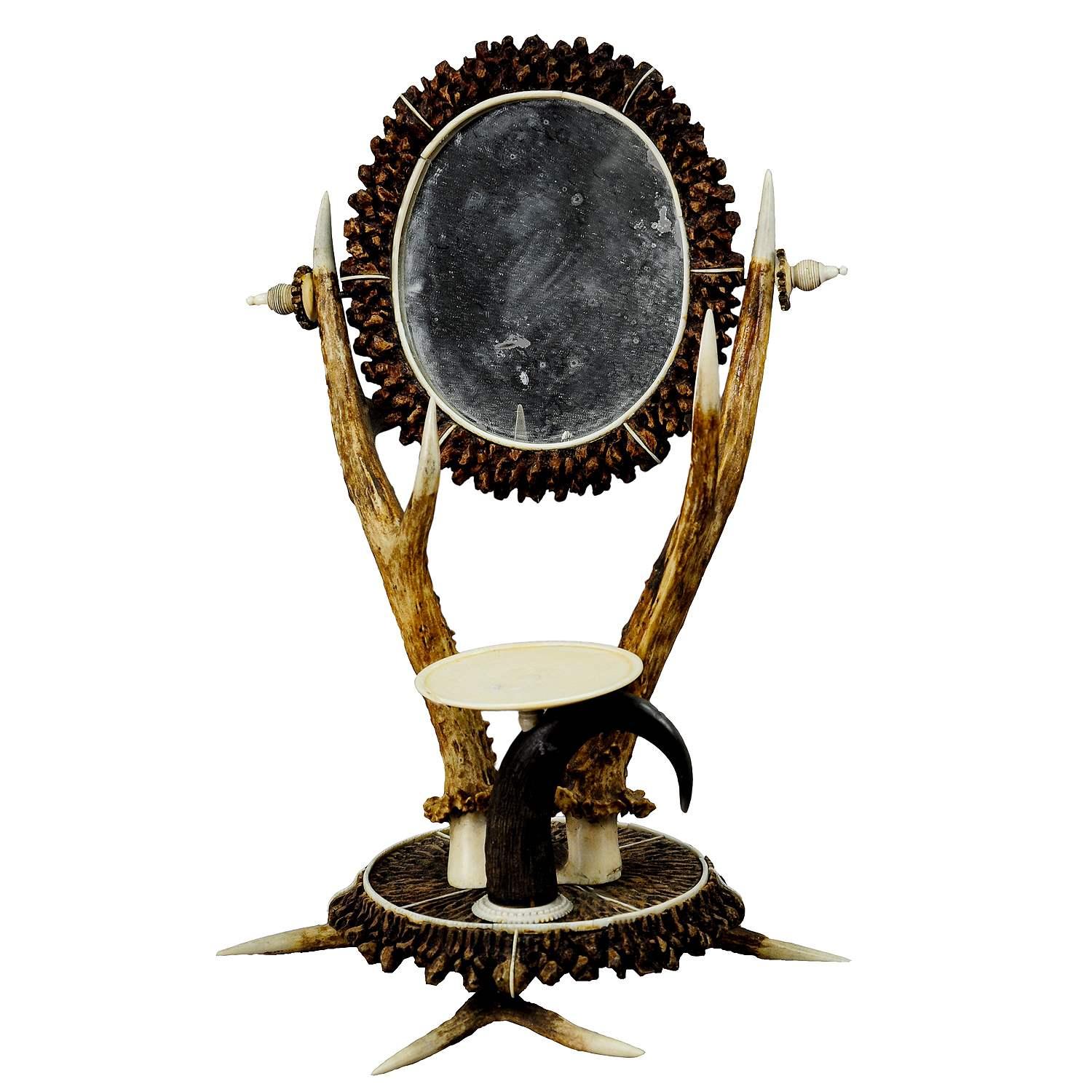 Ensemble de coiffeuses en bois de cervidé avec miroir, vers 1840

Merveilleuse vanité en bois de cerf avec miroir et plateau à anneaux. Il était en bois, plaqué de morceaux de corne, de bois de cerf et d'une corne de chamois. Exécuté vers 1840.