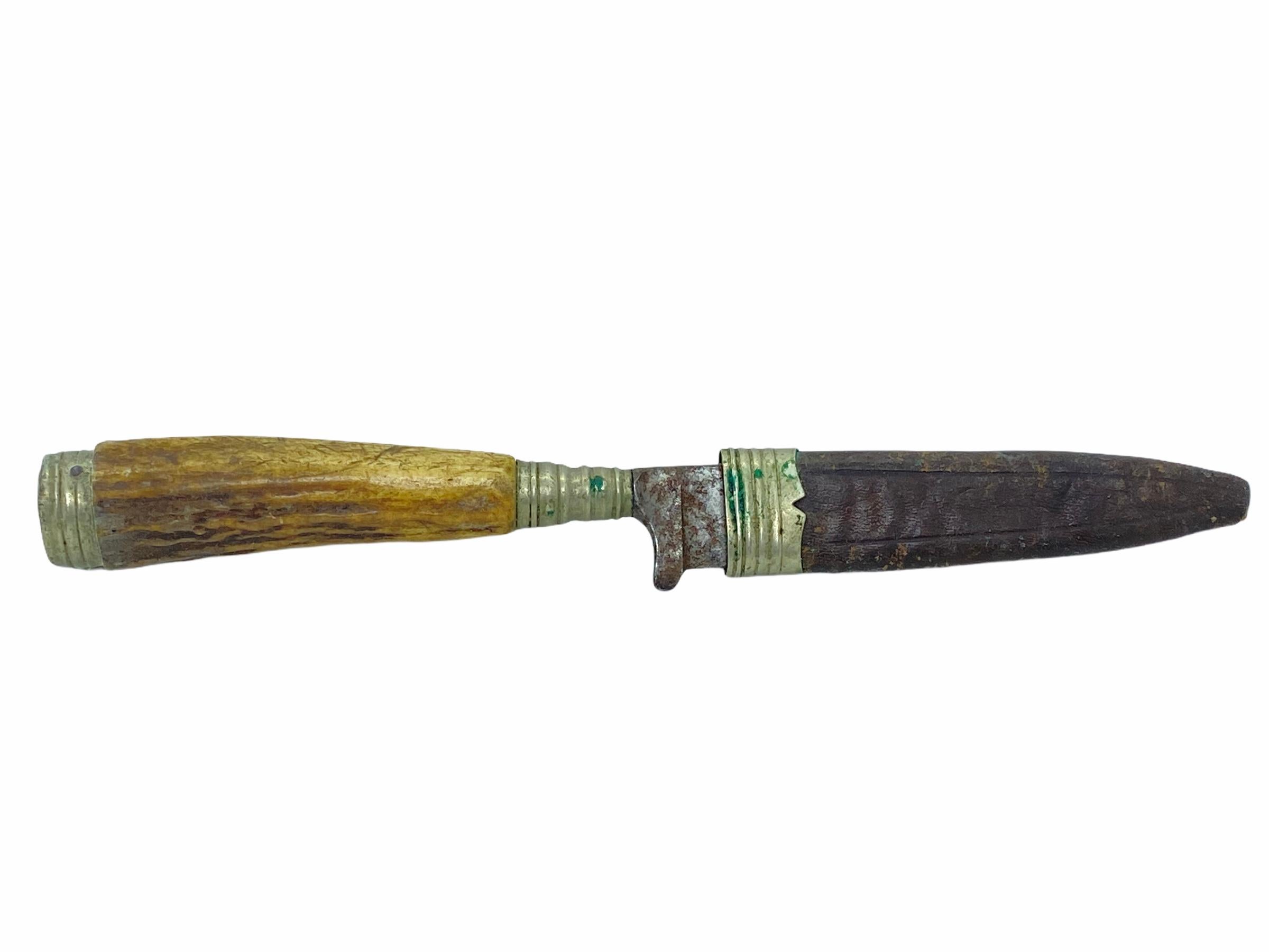 Cuchillo de hoja fija con mango de asta y funda de cuero Arte popular alemán antiguo Austríaco en venta