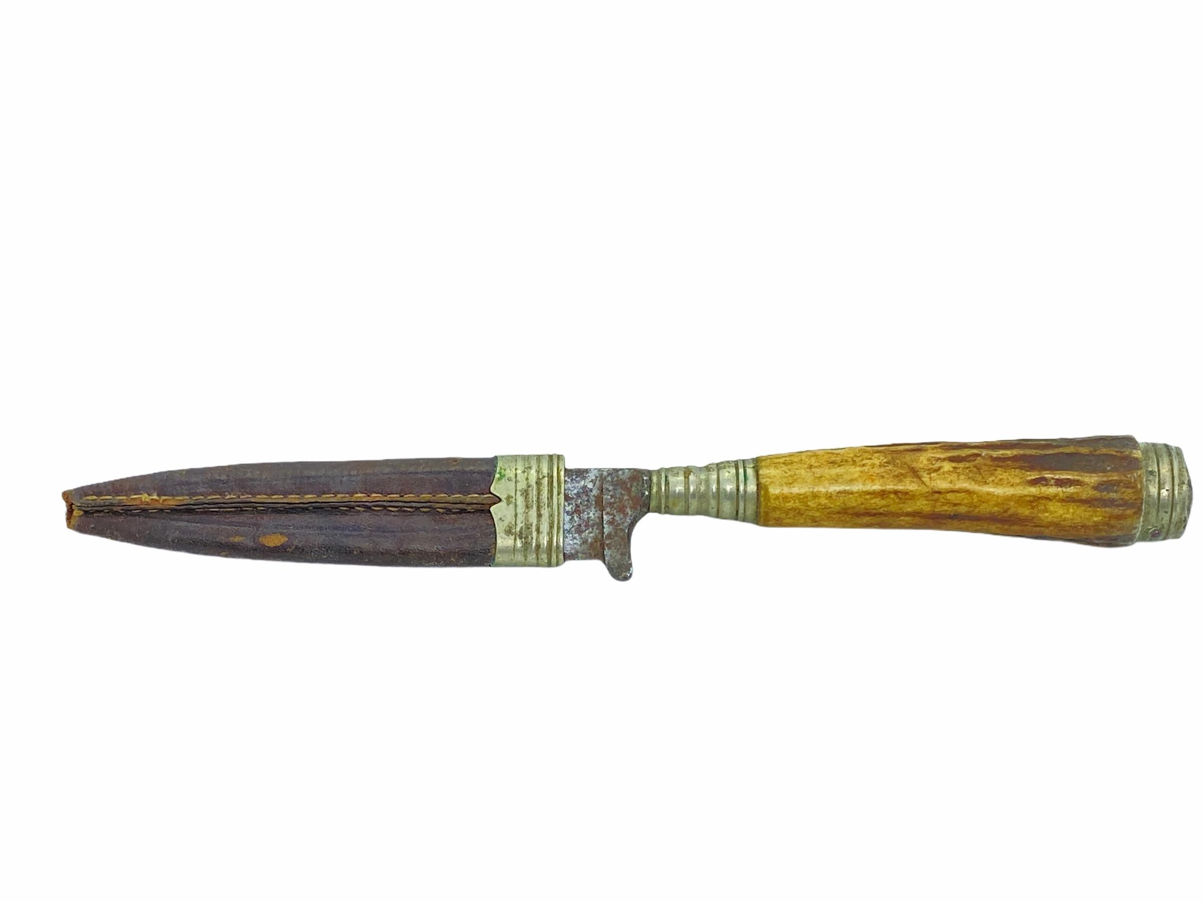 Cuchillo de hoja fija con mango de asta y funda de cuero Arte popular alemán antiguo Metal en venta