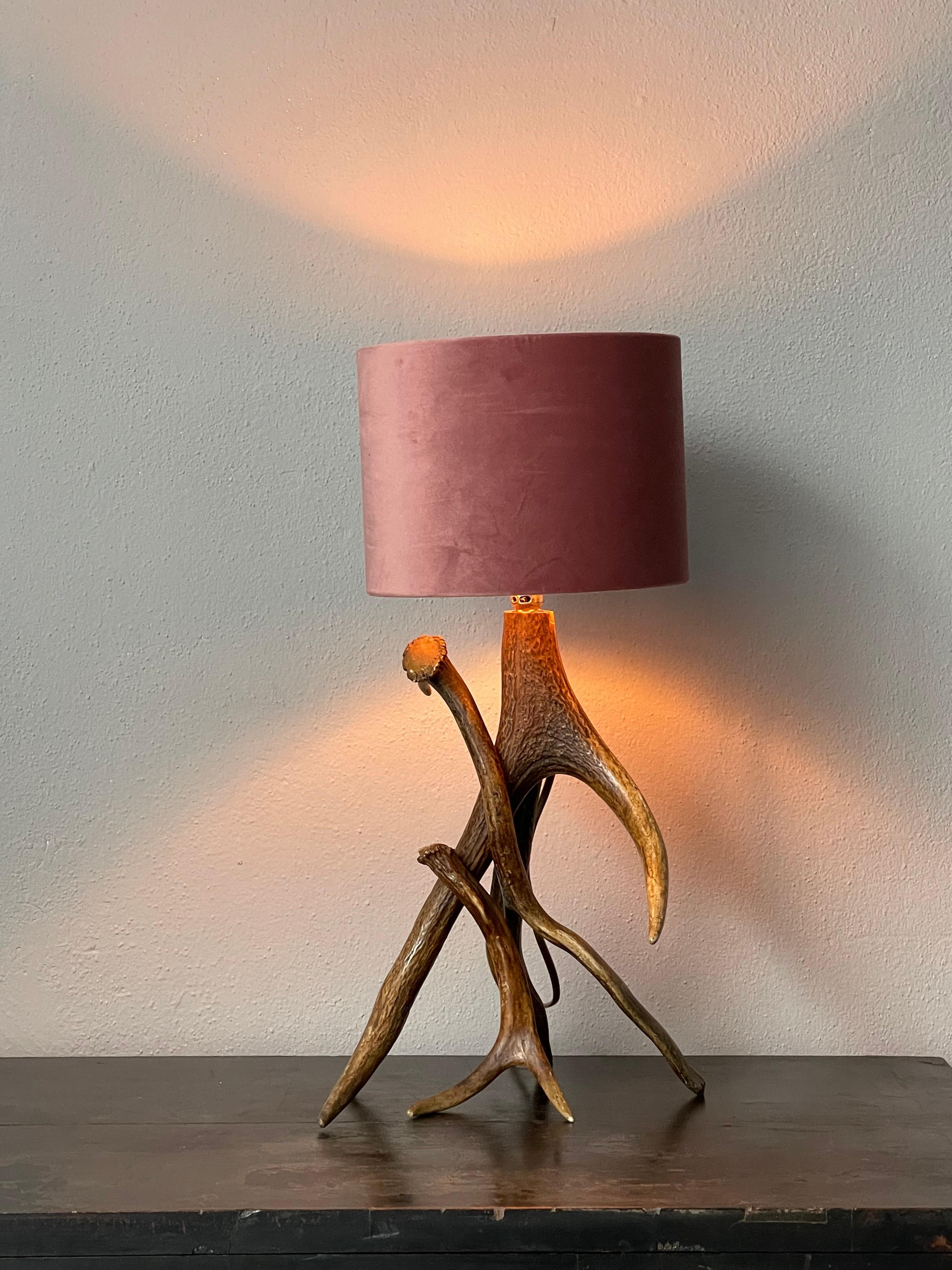 Lampe à poser en bois de cerf en vente 3