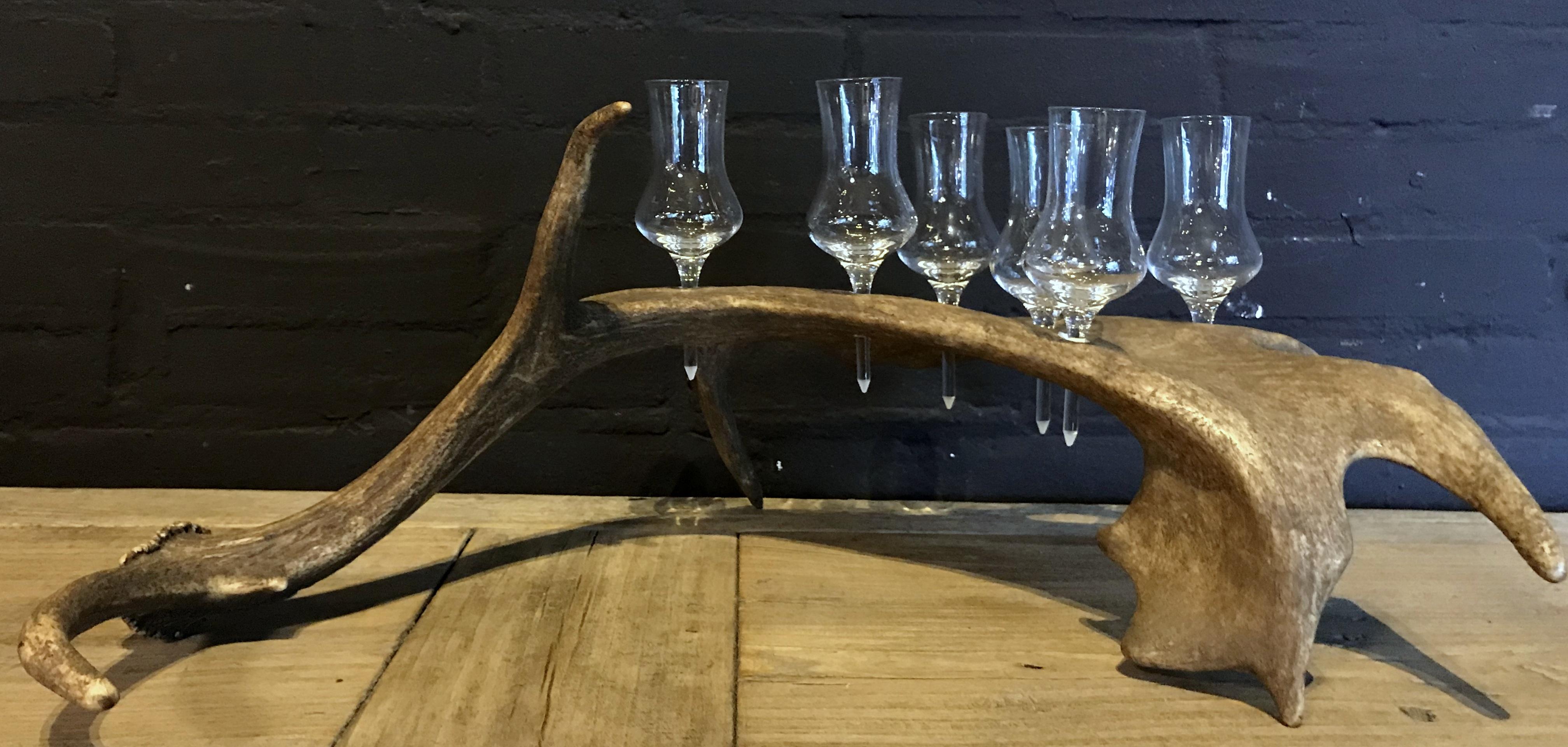 Antler tray with shot glasses. The tray is made of a big fallow deer antler.
A wonderful and stylish way to offer your guests a drink.