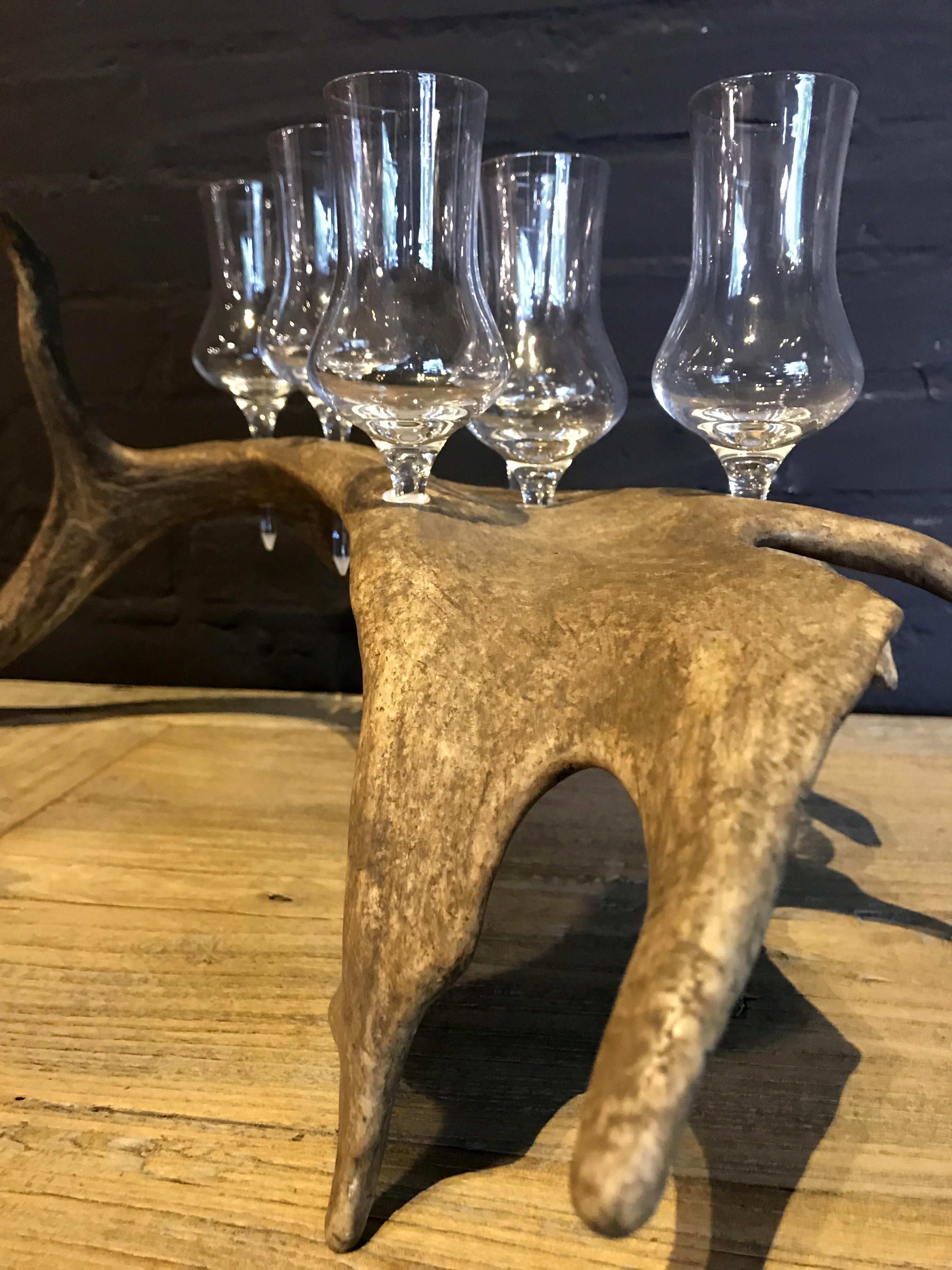 Plateau en bois de cerf avec verres à shot Excellent état - En vente à Eindhoven, NL
