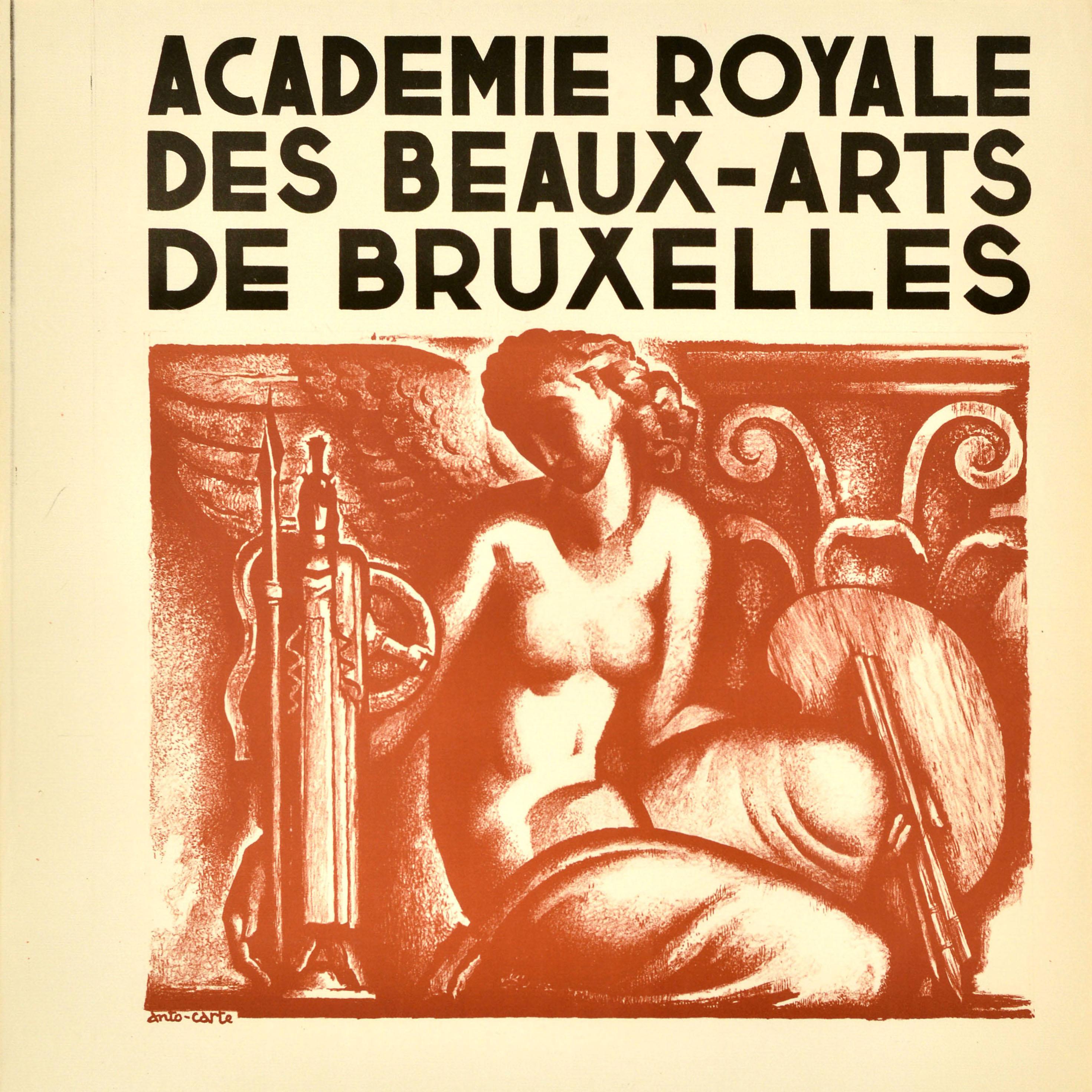 Original vintage advertising poster for the Royal Academy of Fine Arts of Brussels / Academie Royale des Beaux-Arts de Bruxelles featuring artwork by Anto Carte (1886-1954) depicting a lady holding paint brushes kneeling down next to a statue of a