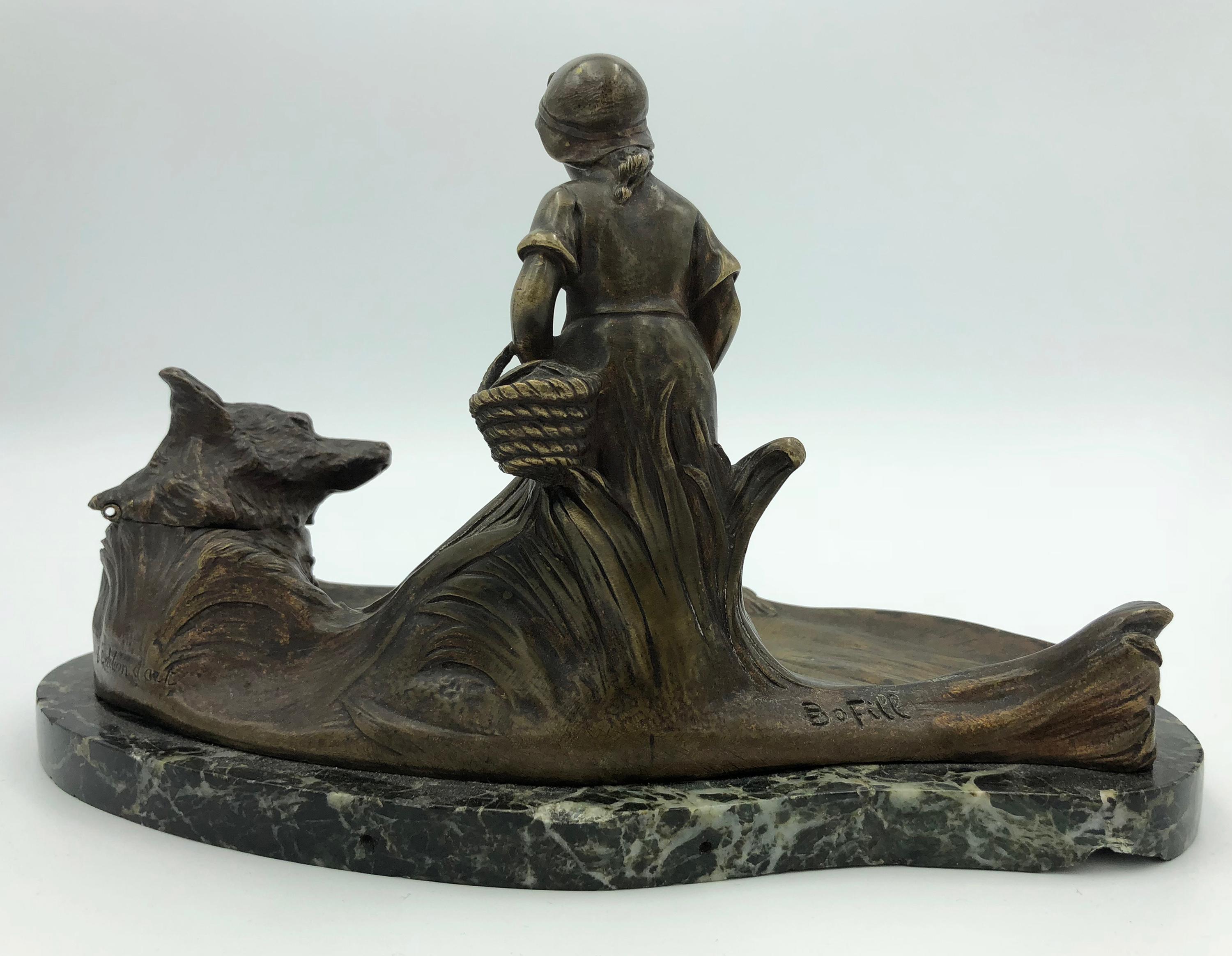 Kleines rotes Tintenfass mit Riding Hood (Gold), Figurative Sculpture, von Antoine Bofill