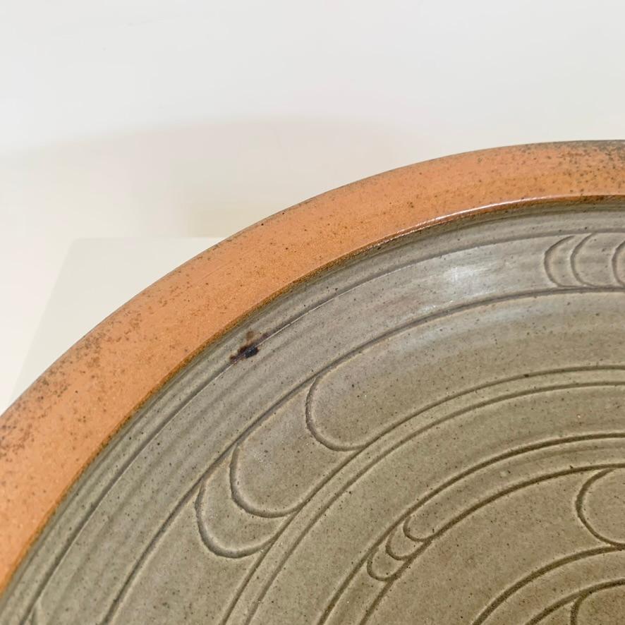 Arenaria Grande piatto in ceramica Antoine de Vinck, 1980 circa, Belgio. in vendita