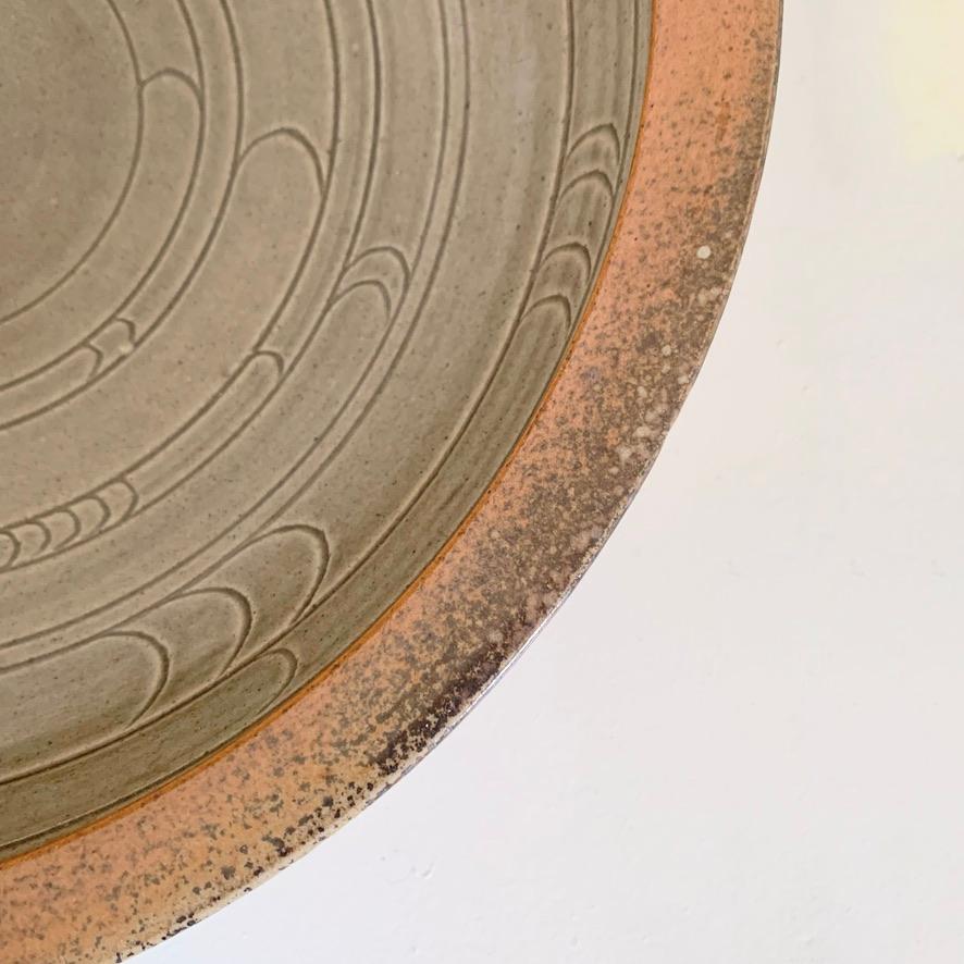 Grande piatto in ceramica Antoine de Vinck, 1980 circa, Belgio. in vendita 2