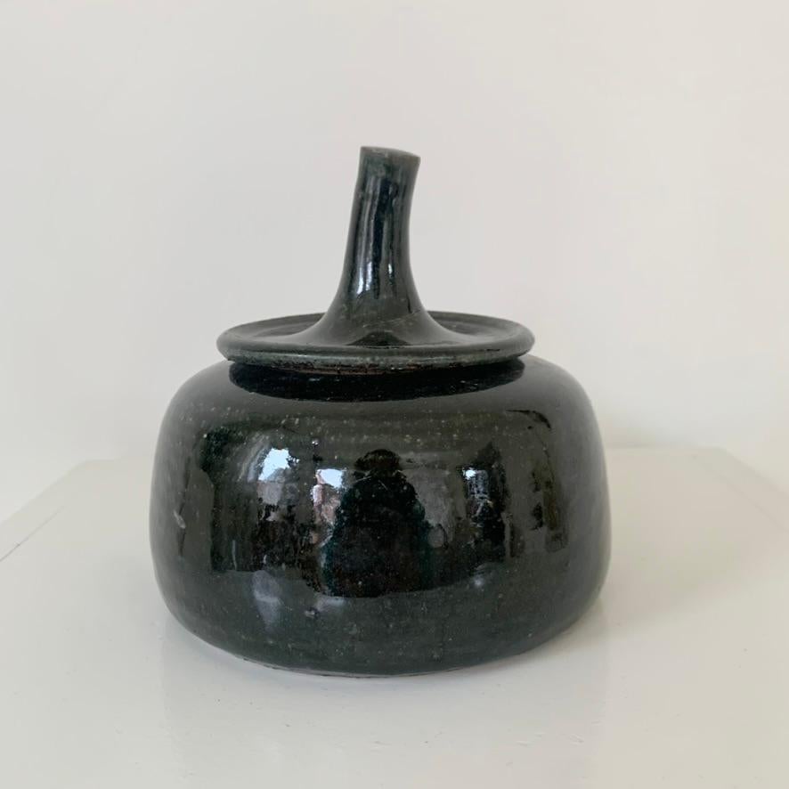 Bellissima pentola Antoine de Vinck con coperchio, 1975 circa, Belgio.
Gres scuro. Timbrato.
Dimensioni: 13 cm di diametro, 13 cm di H.
Tutti gli acquisti sono coperti dalla nostra garanzia di protezione dell'acquirente.
Questo articolo può essere