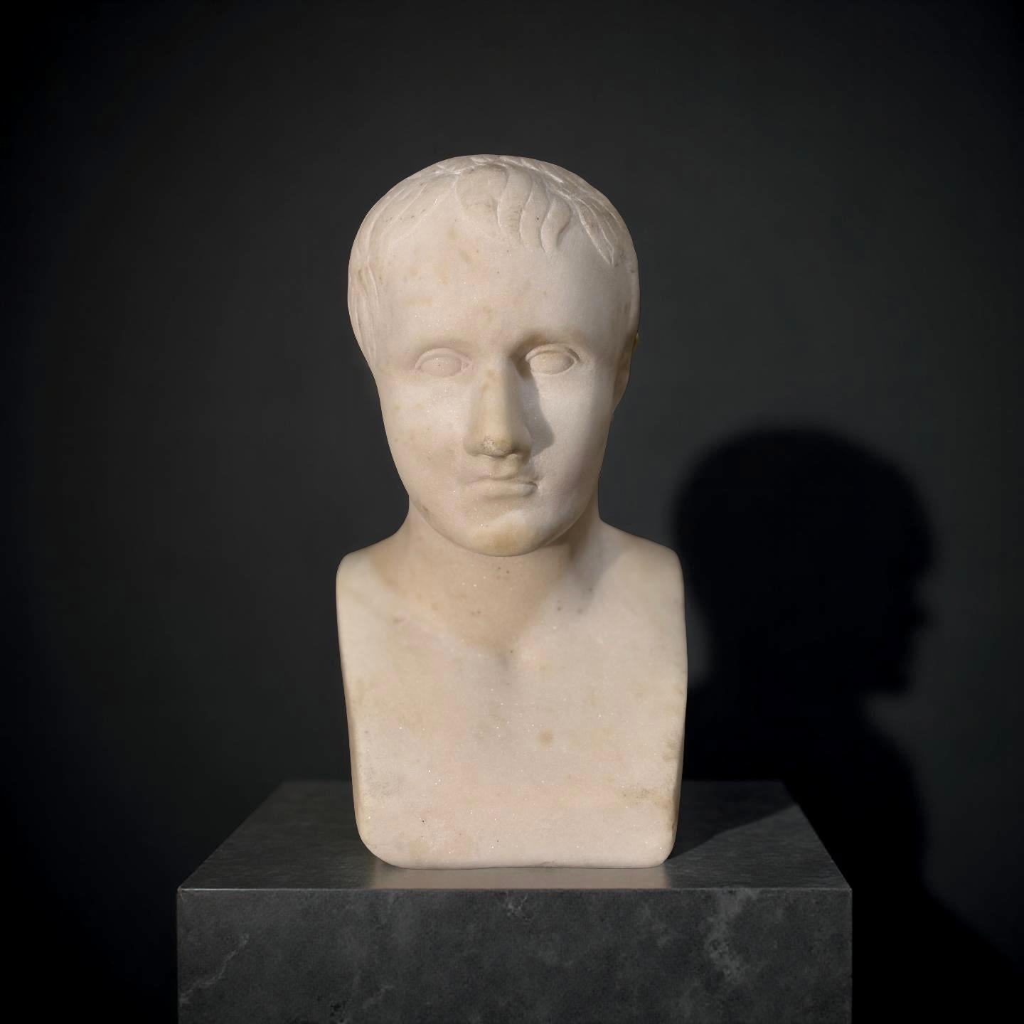 Antoine-Denis Chaudet Figurative Sculpture - Busto in Marmo dell'Imperatore Napoleone I XIX secolo