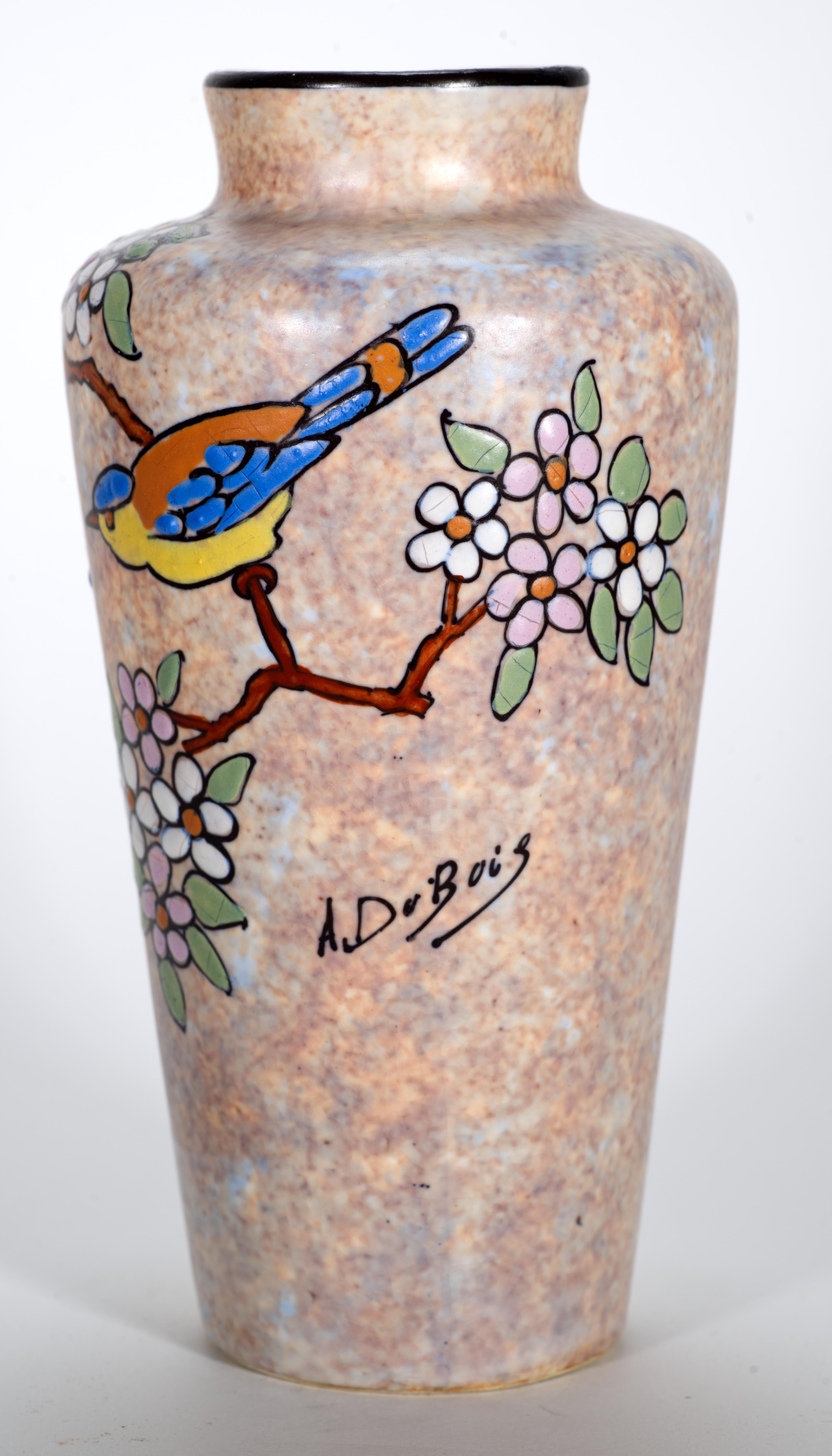  L'insolito vaso in ceramica Art Déco vintage è decorato con un uccello e un motivo di rami in fiore che sembra essere fortemente influenzato dal movimento Japonisme. I delicati colori di fondo screziati nella tavolozza di beige, crema e azzurro e