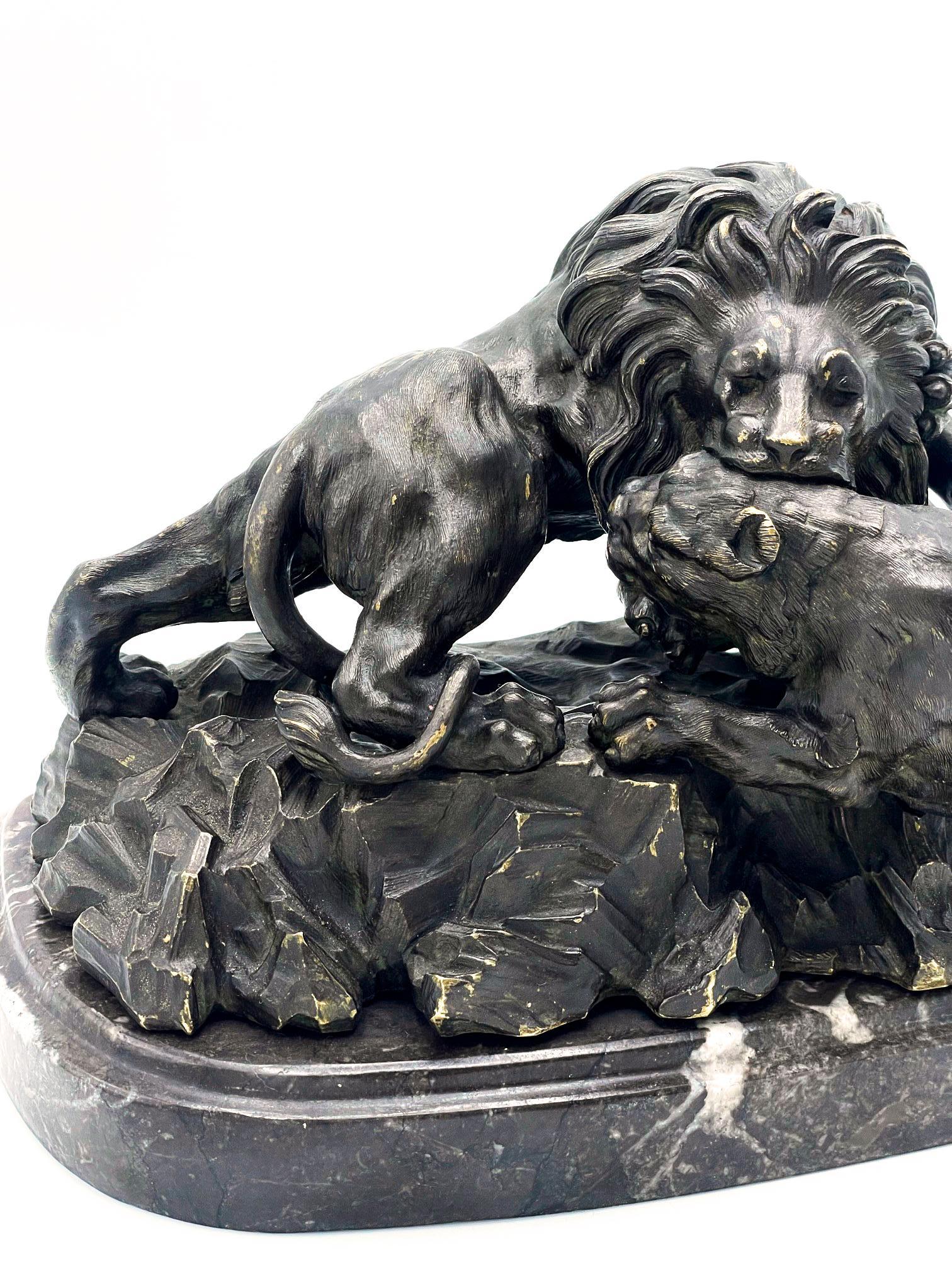 Antoine-Louis Barye (Paris, 1795-1875). Un lion écrase un léopard. 
Bronze à patine brune signé Barye sur le côté gauche de la base. La sculpture en bronze repose sur un socle en marbre noir.

Ce bronze spectaculaire représentant le 