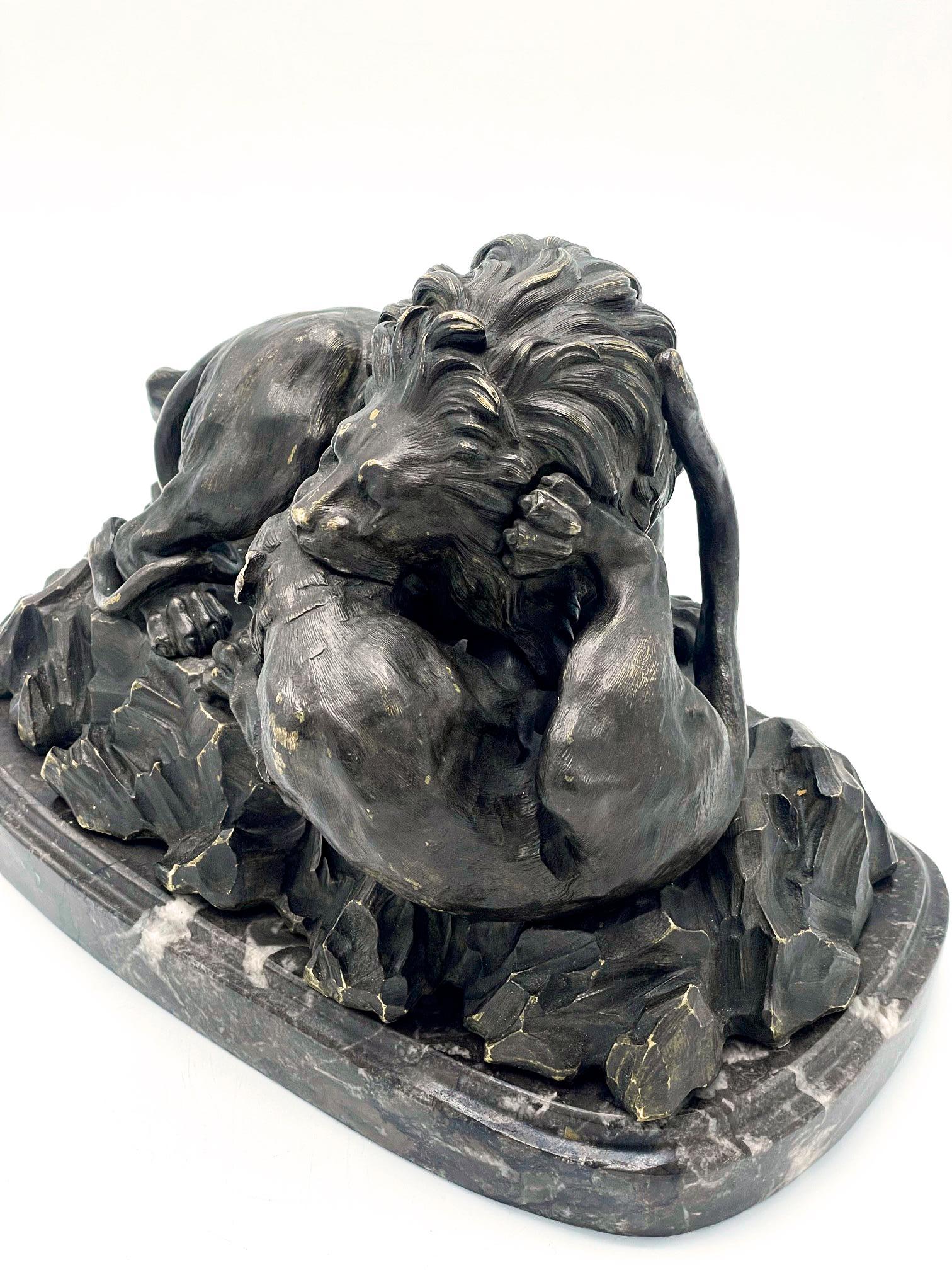 Romantique Antoine-Louis Barye (1795 - 1875), bronze, LLion écrasant un sur une base ovale, signé en vente