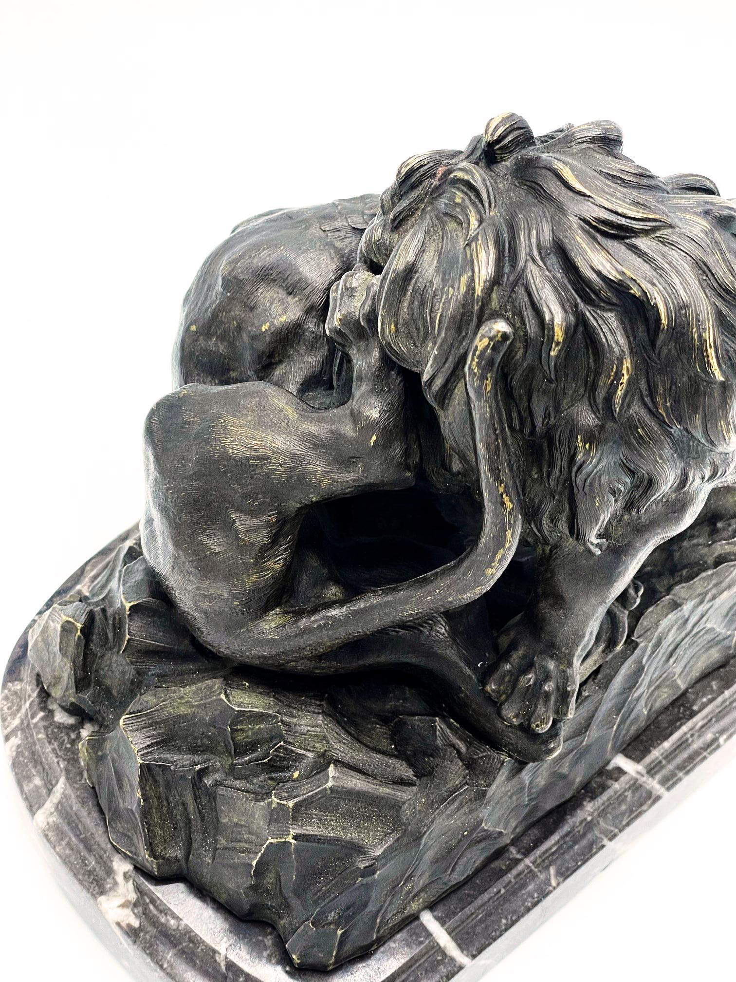 Sculpté Antoine-Louis Barye (1795 - 1875), bronze, LLion écrasant un sur une base ovale, signé en vente