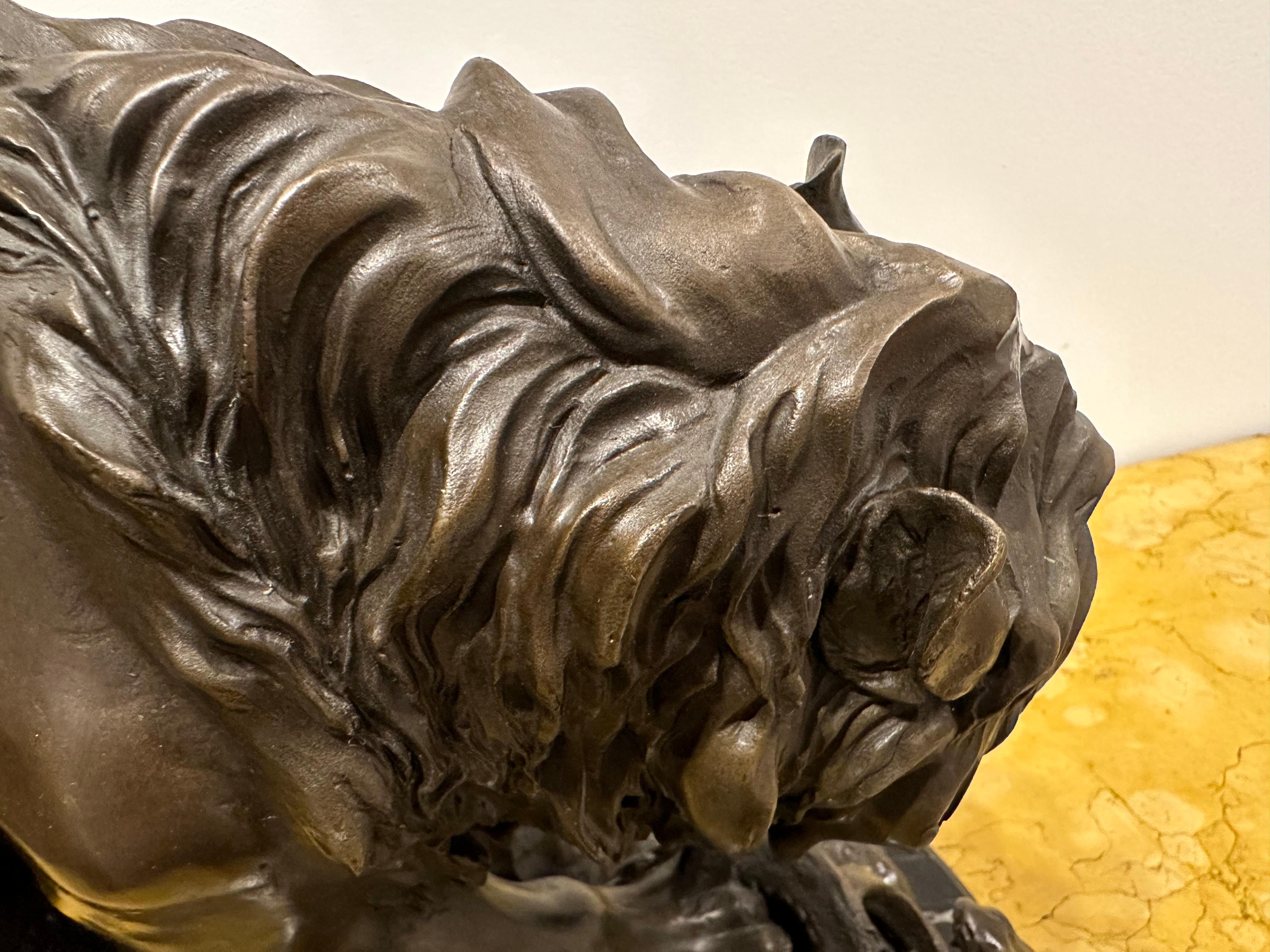 Antoine-Louis Barye '1795-1875' Signierte Bronzestatue eines Löwen, der eine Schlange zerquetscht, um 1870 im Angebot 5
