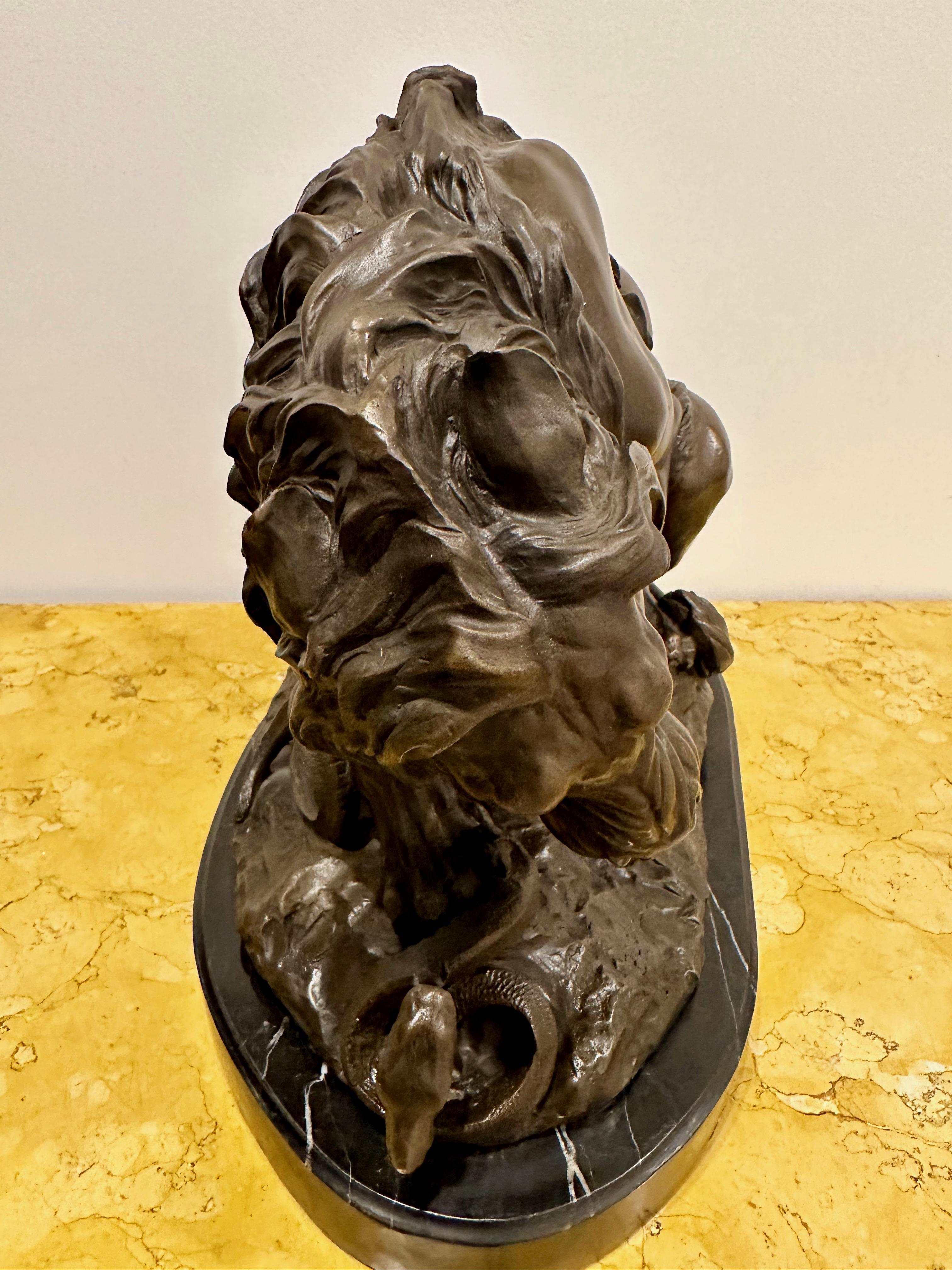 Bronze signé Antoine-Louis Barye (1795-1875) représentant un lion arrachant un serpent, vers 1870 en vente 7