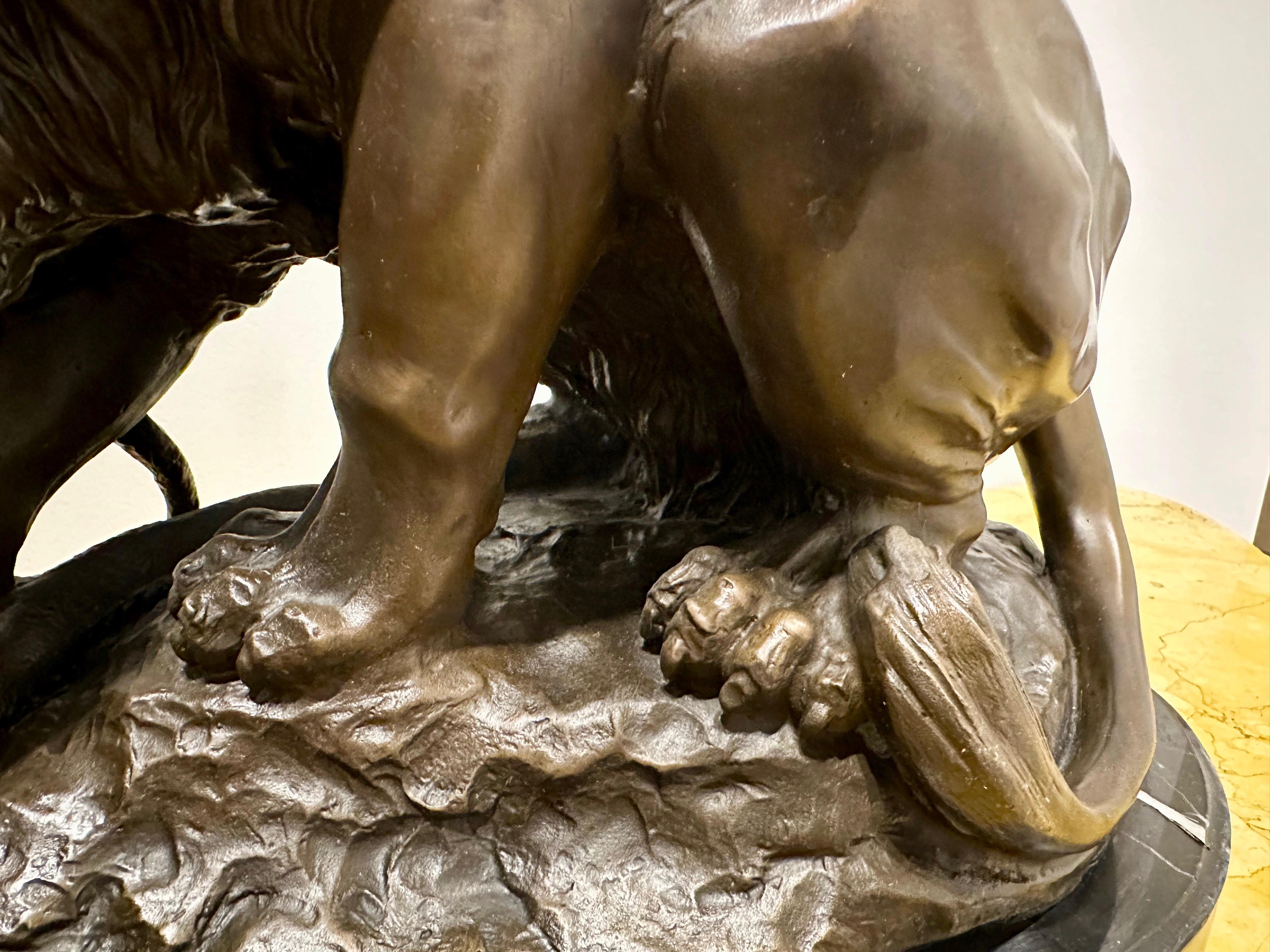 Antoine-Louis Barye '1795-1875' Signierte Bronzestatue eines Löwen, der eine Schlange zerquetscht, um 1870 (Romantik) im Angebot