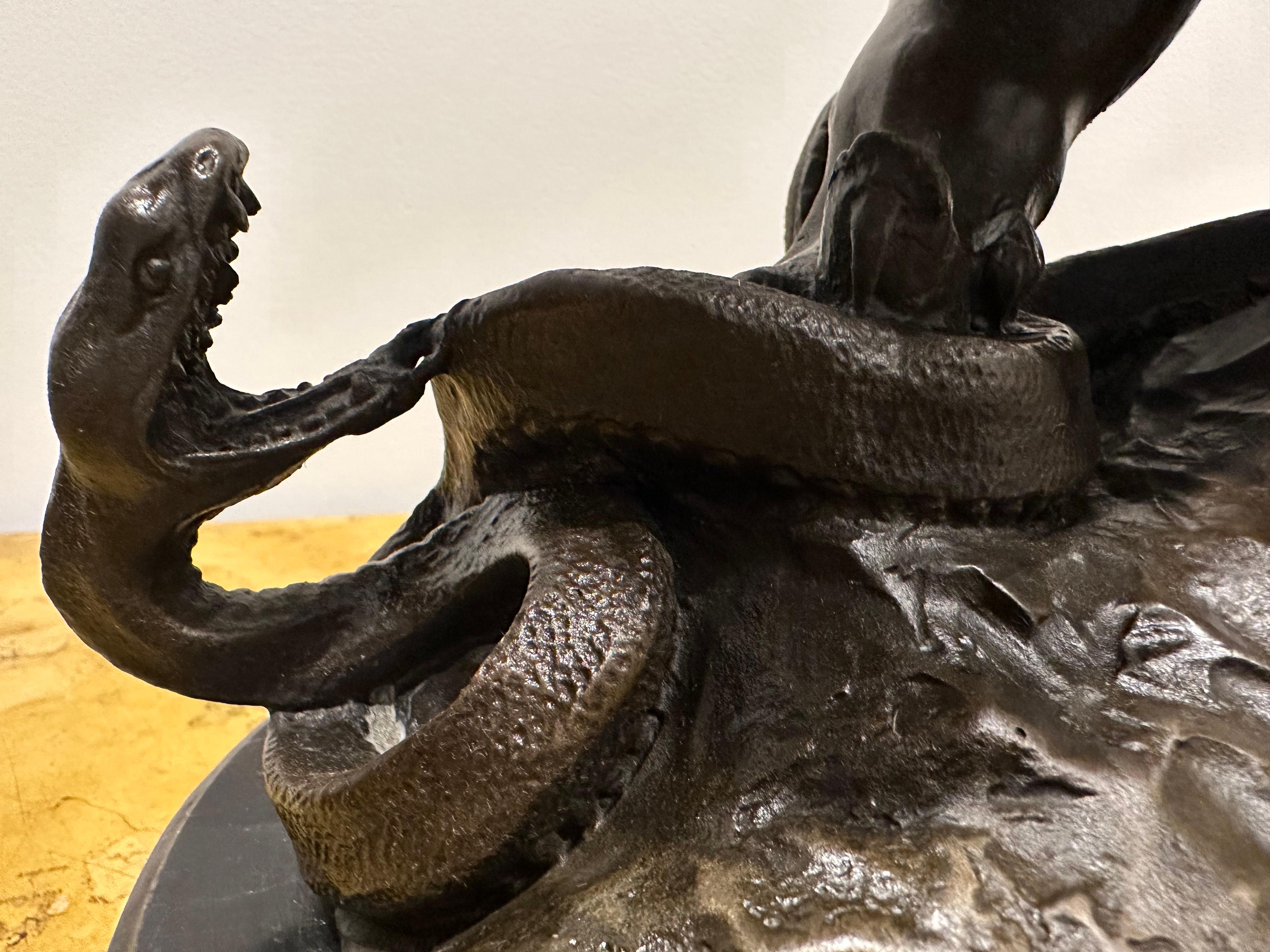 Romantique Bronze signé Antoine-Louis Barye (1795-1875) représentant un lion arrachant un serpent, vers 1870 en vente