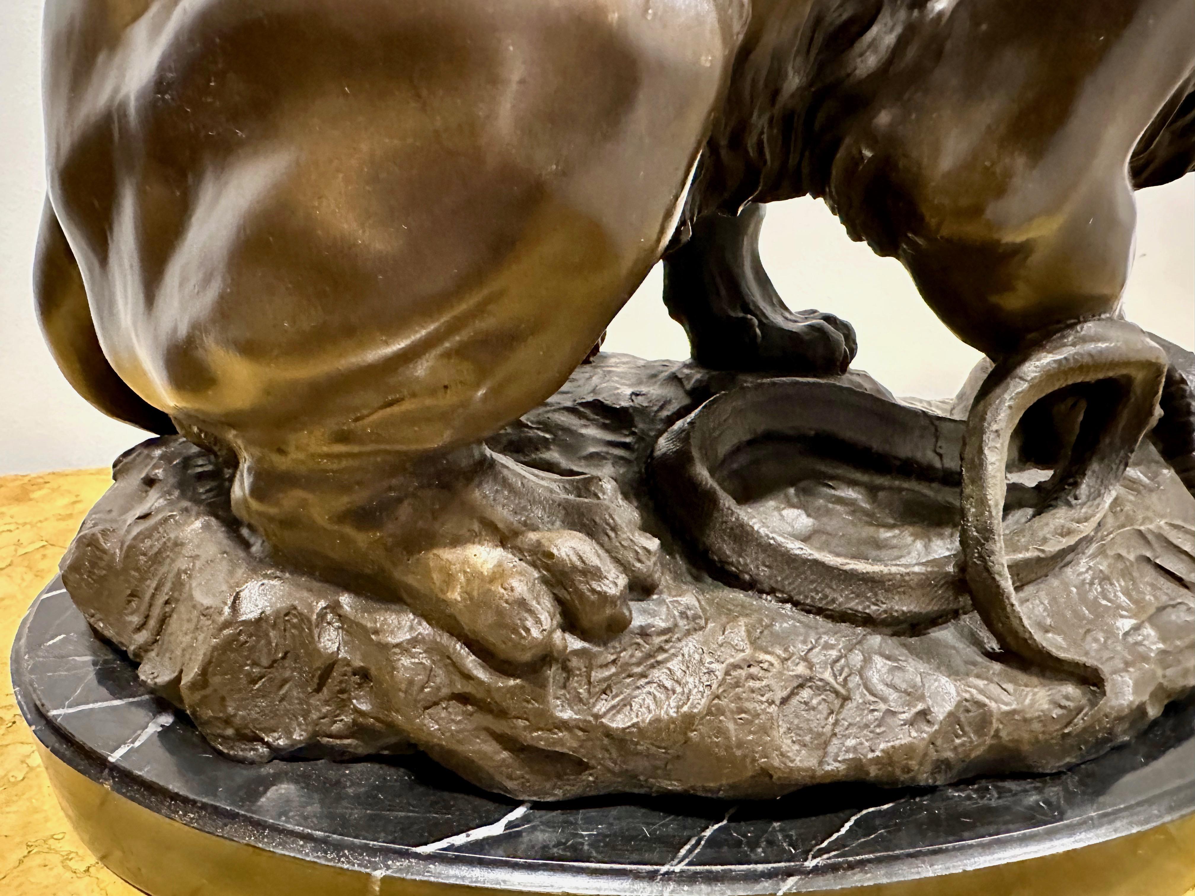 Antoine-Louis Barye '1795-1875' Signierte Bronzestatue eines Löwen, der eine Schlange zerquetscht, um 1870 im Angebot 4