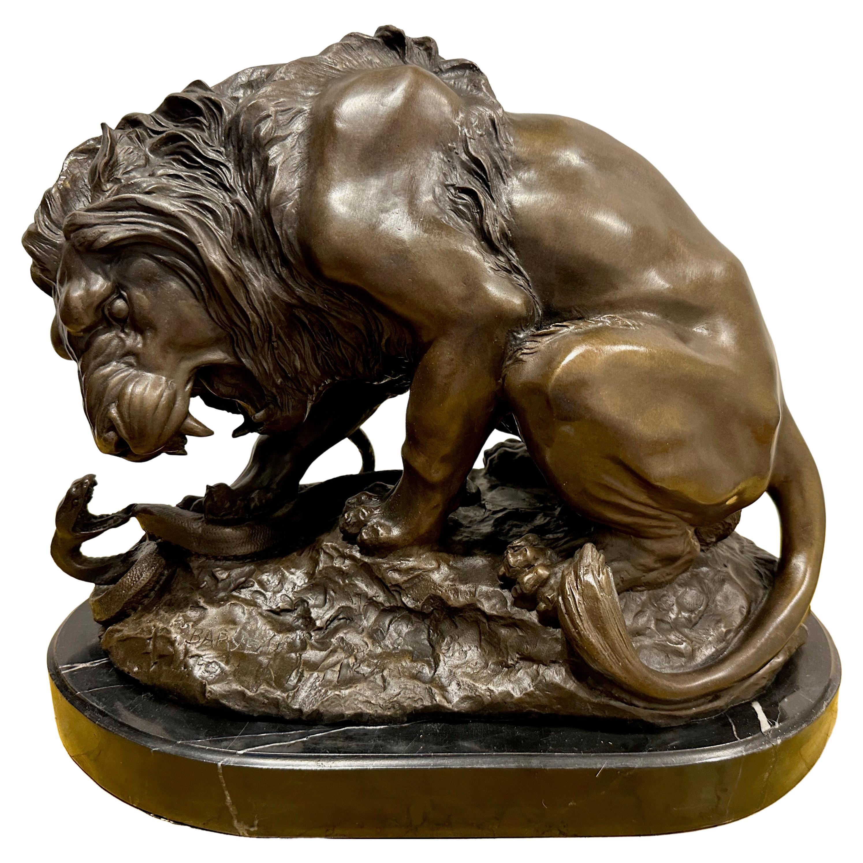 Antoine-Louis Barye '1795-1875' Signierte Bronzestatue eines Löwen, der eine Schlange zerquetscht, um 1870 im Angebot