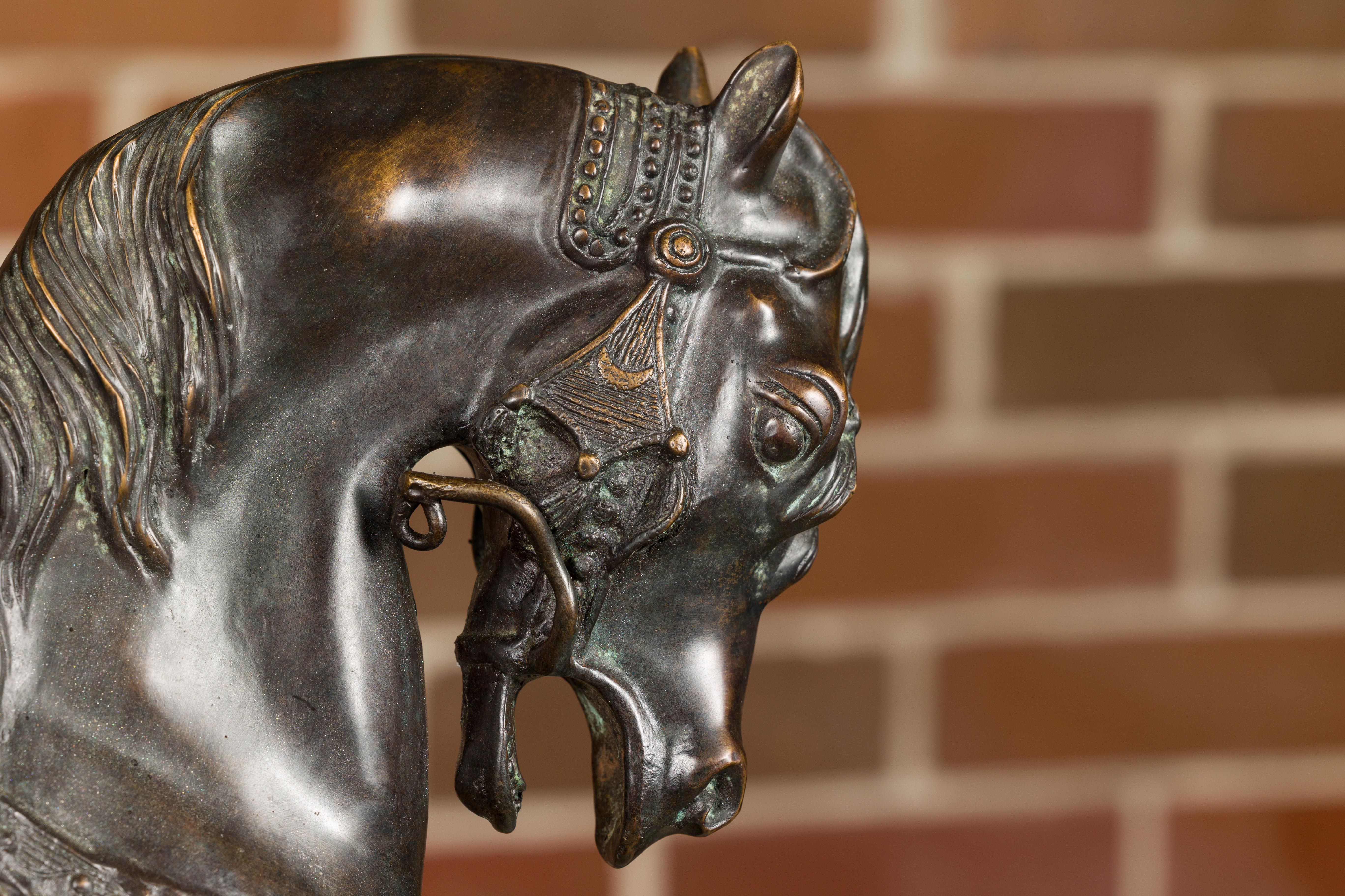 Antoine-Louis Barye Sculpture de cheval en bronze avec pied gauche relevé et patine foncée en vente 6