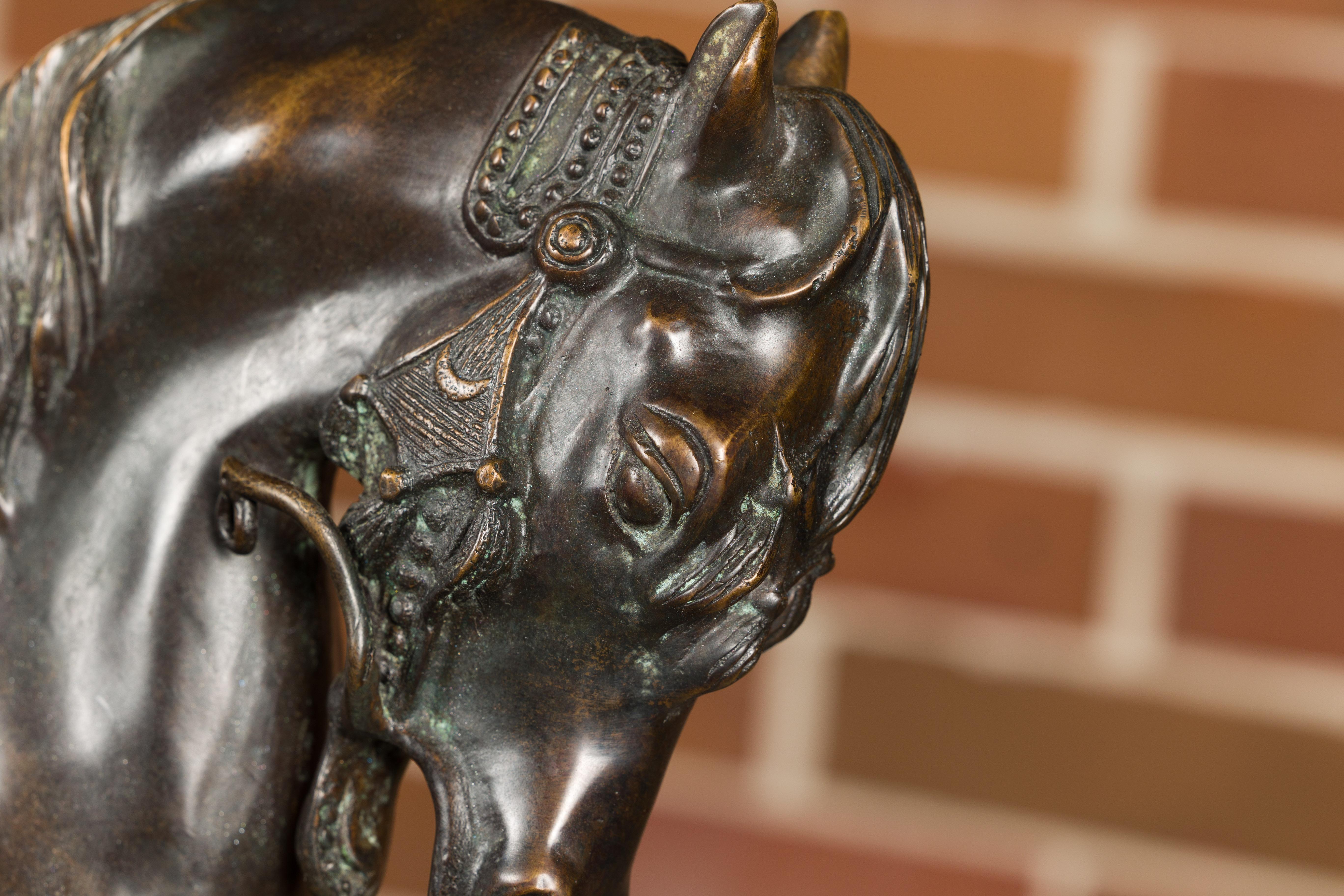 Antoine-Louis Barye Sculpture de cheval en bronze avec pied gauche relevé et patine foncée en vente 7