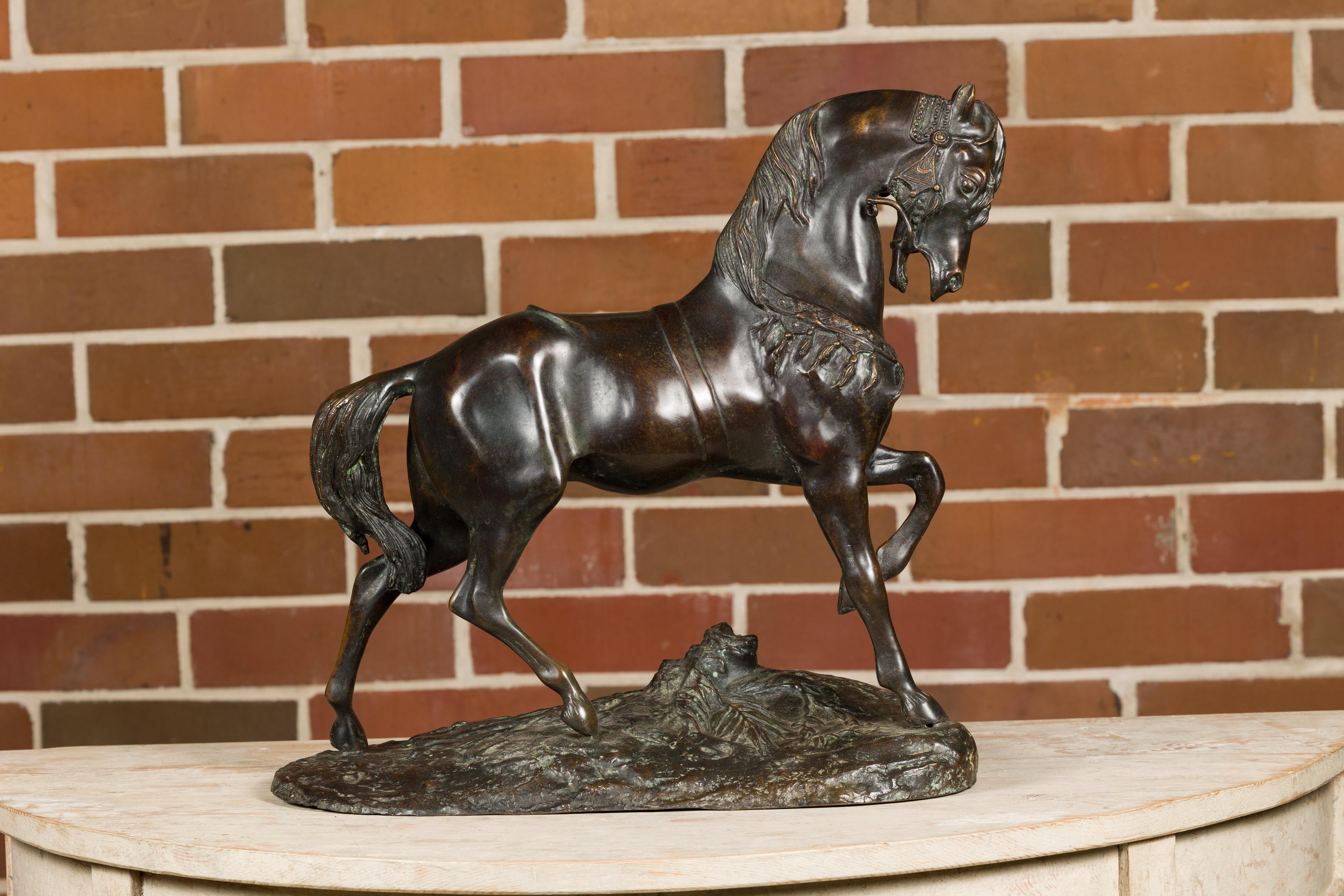 Sculpture en bronze d'Antoine-Louis Barye du XIXe siècle représentant un cheval avec le pied gauche levé et une patine foncée. Découvrez l'élégance évocatrice de cette sculpture en bronze du XIXe siècle d'Antoine-Louis Eleg, un chef-d'œuvre qui