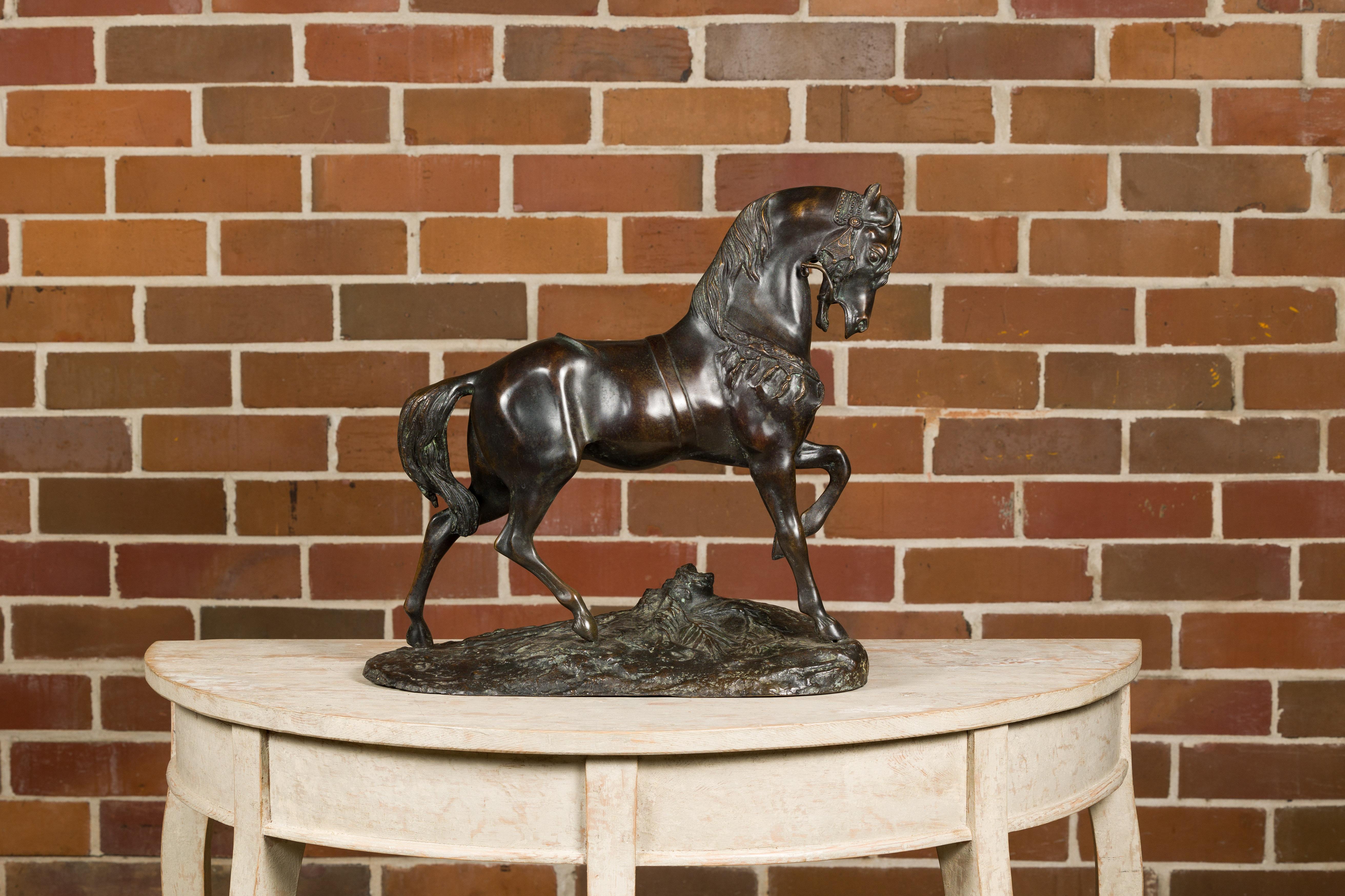 Romantique Antoine-Louis Barye Sculpture de cheval en bronze avec pied gauche relevé et patine foncée en vente