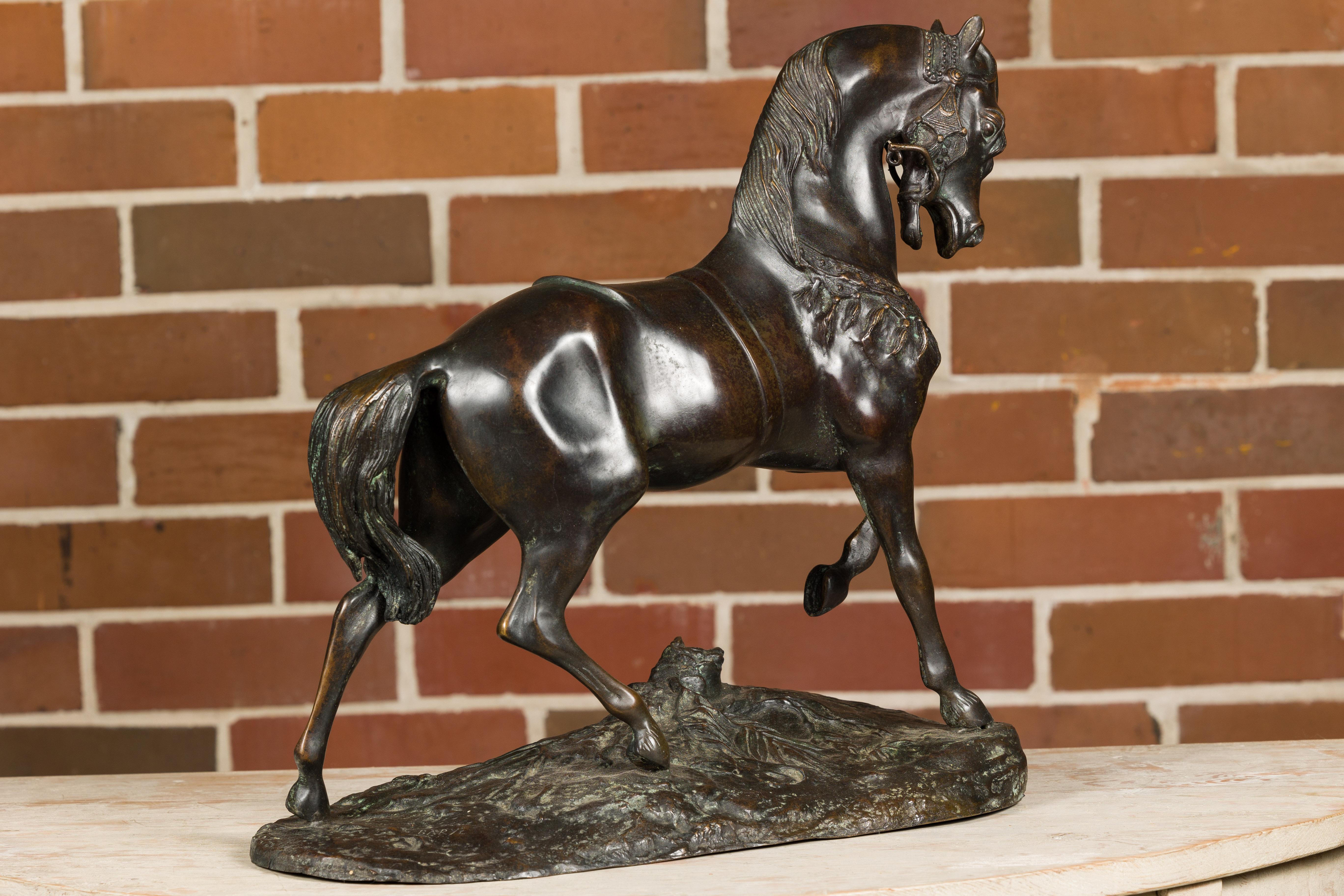 Moulage Antoine-Louis Barye Sculpture de cheval en bronze avec pied gauche relevé et patine foncée en vente
