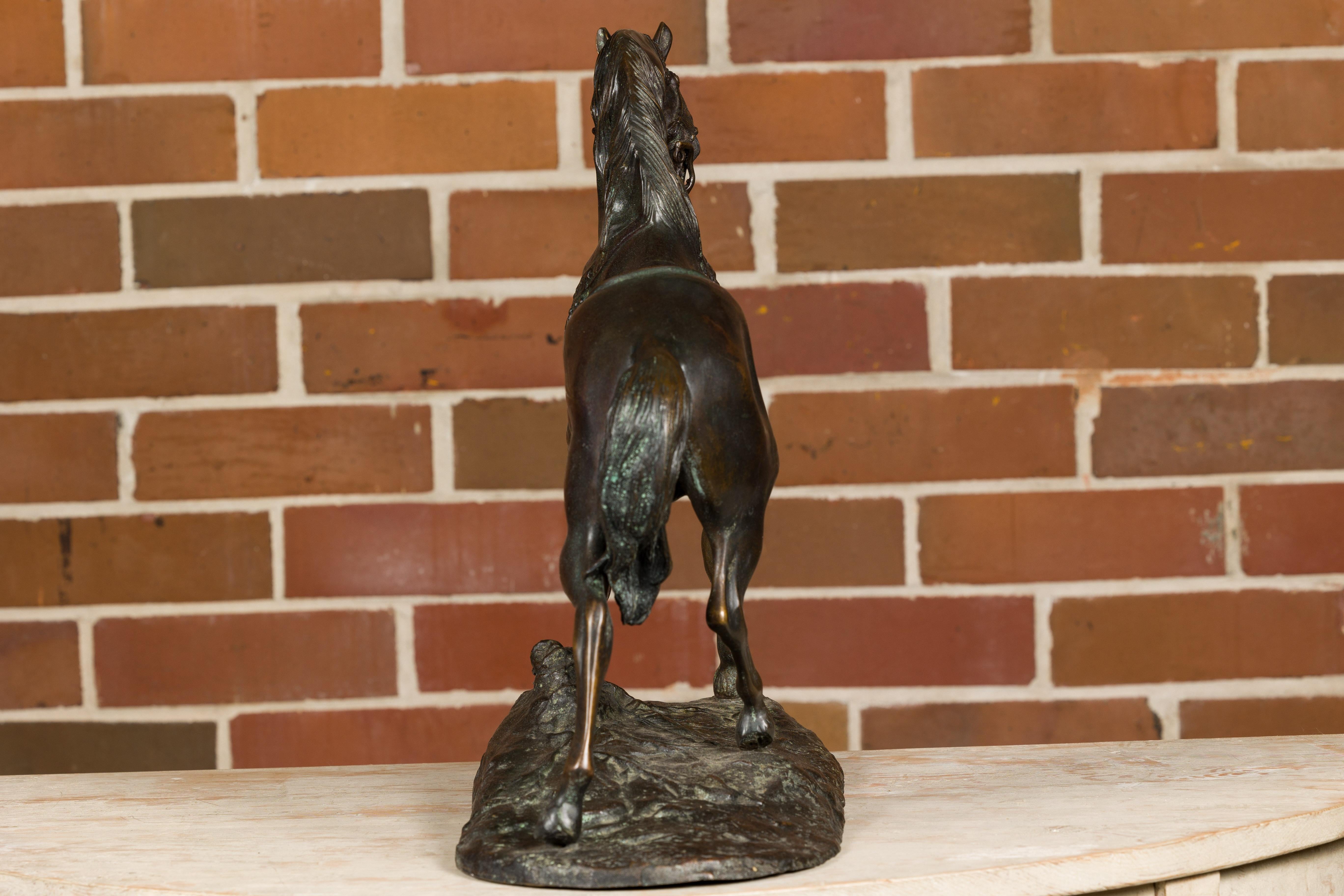 Antoine-Louis Barye Sculpture de cheval en bronze avec pied gauche relevé et patine foncée Bon état - En vente à Atlanta, GA