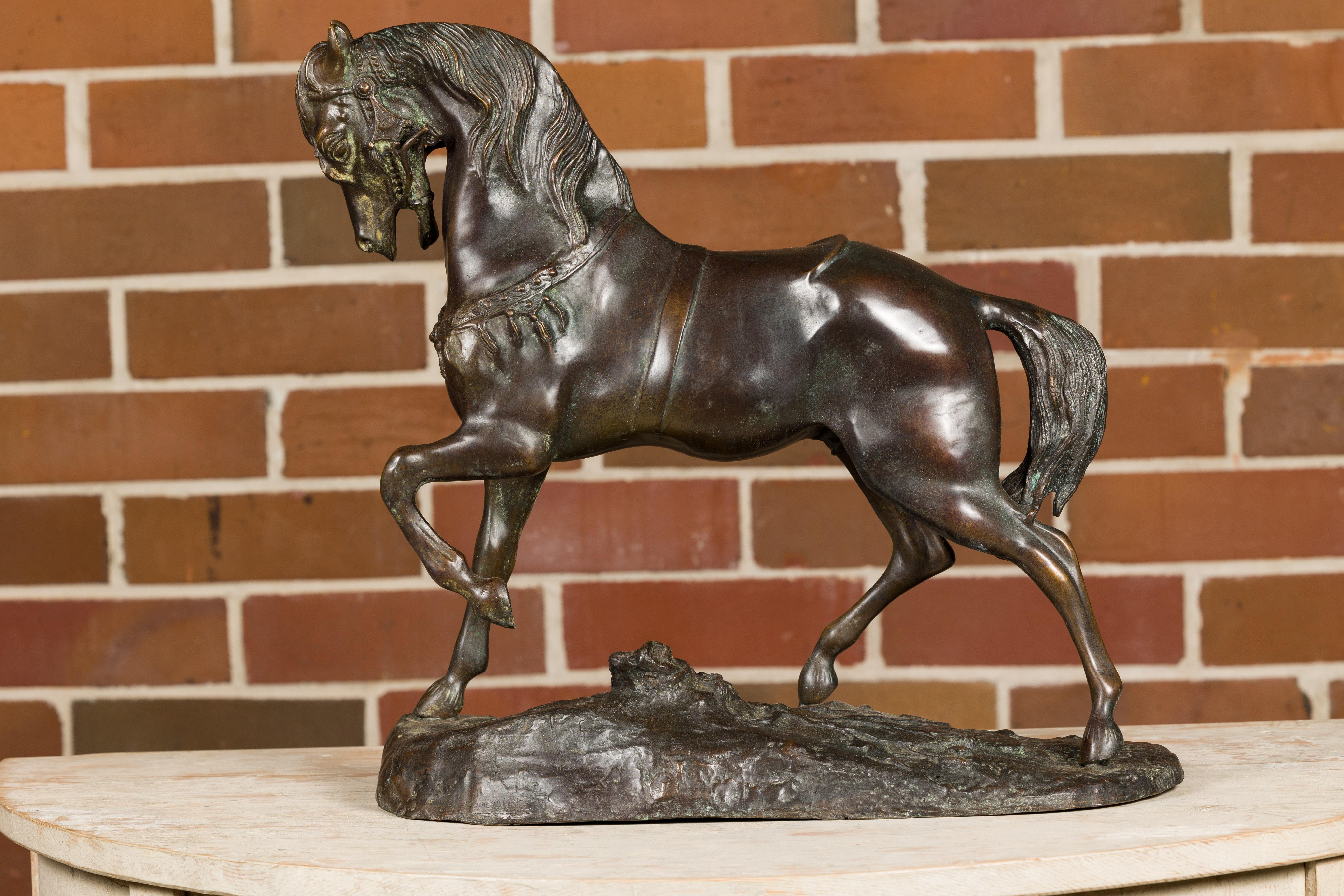 XIXe siècle Antoine-Louis Barye Sculpture de cheval en bronze avec pied gauche relevé et patine foncée en vente