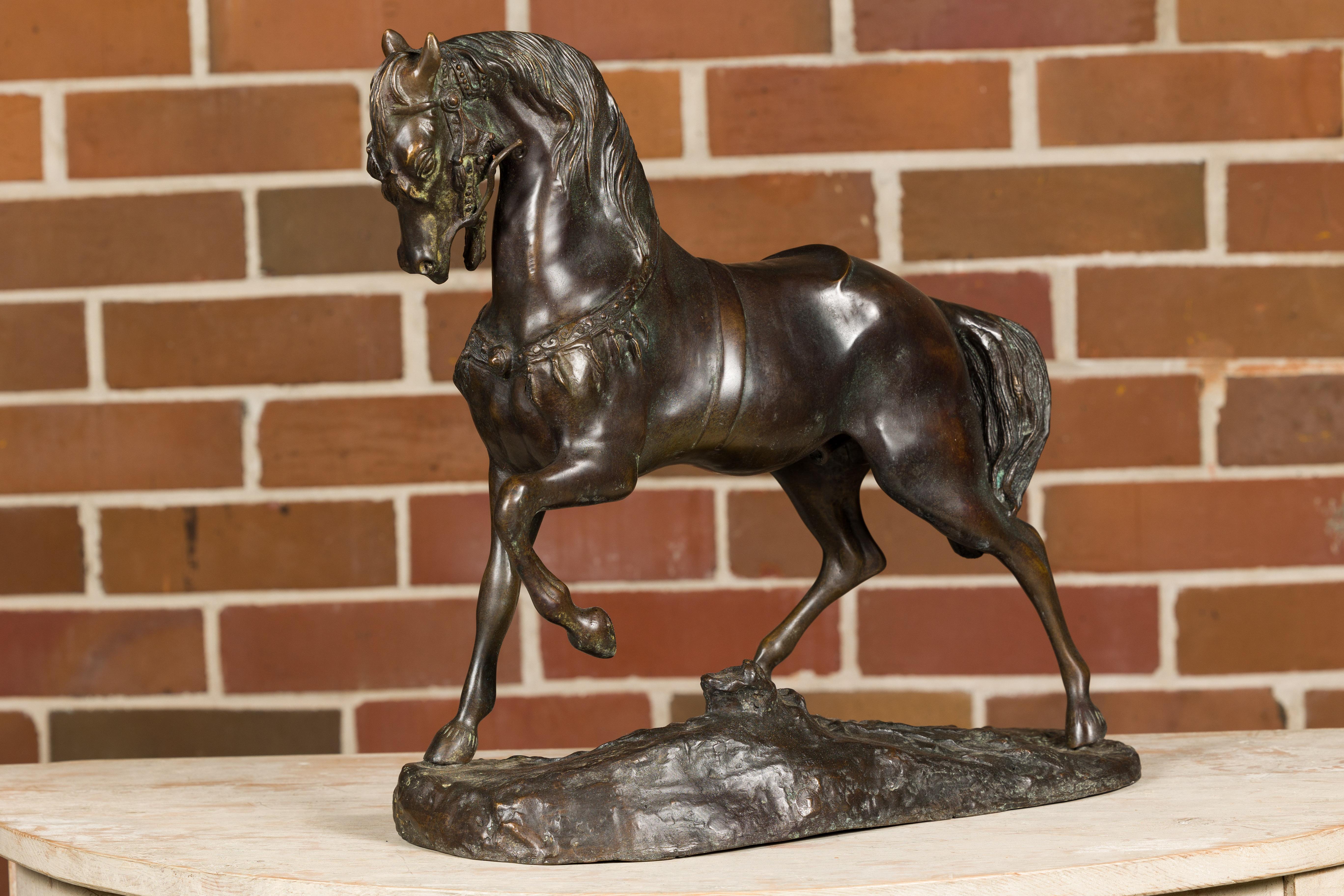 Bronze Antoine-Louis Barye Sculpture de cheval en bronze avec pied gauche relevé et patine foncée en vente